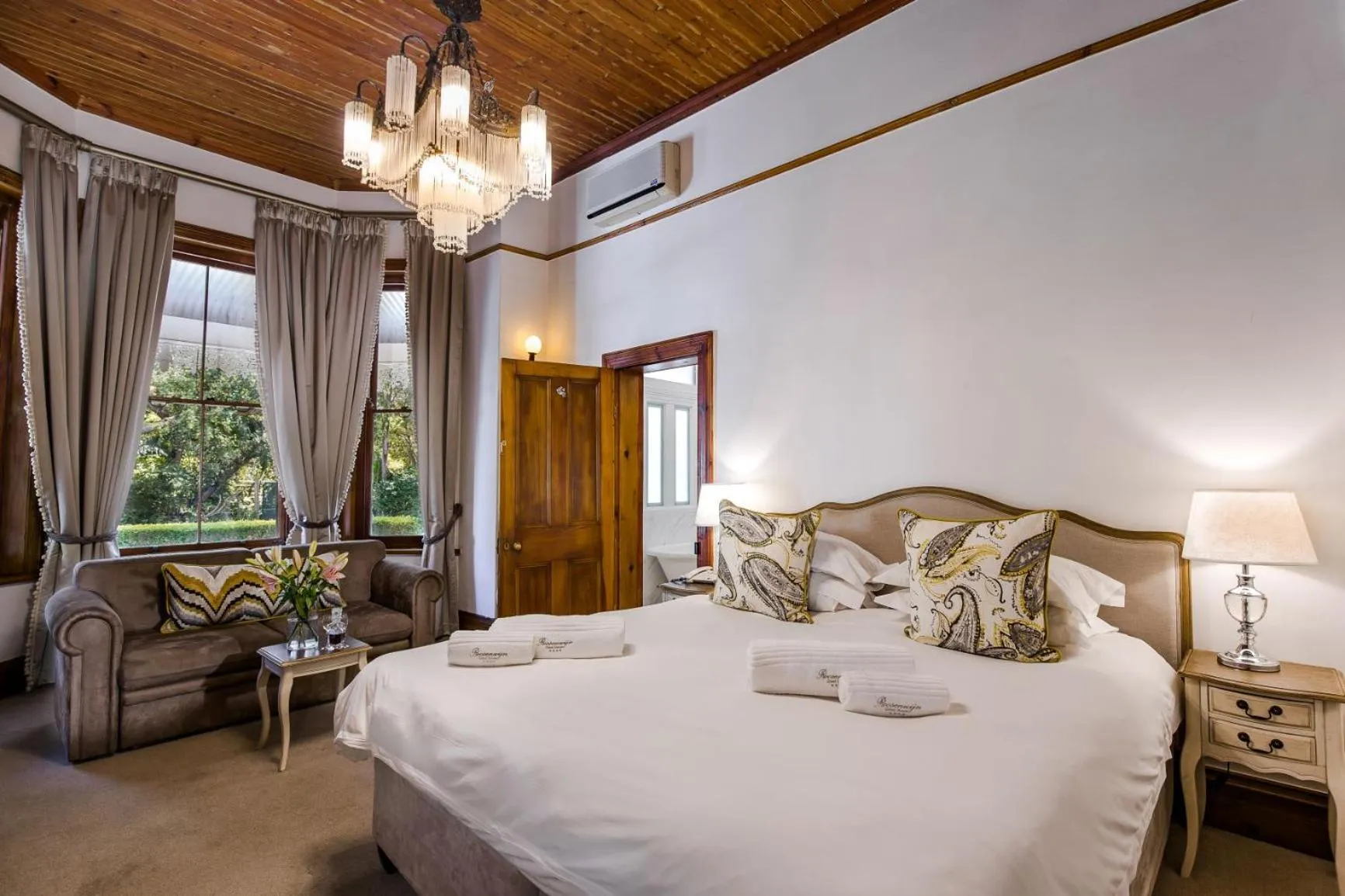 Photo of the whole room, Bed in Roosenwijn Guesthouse