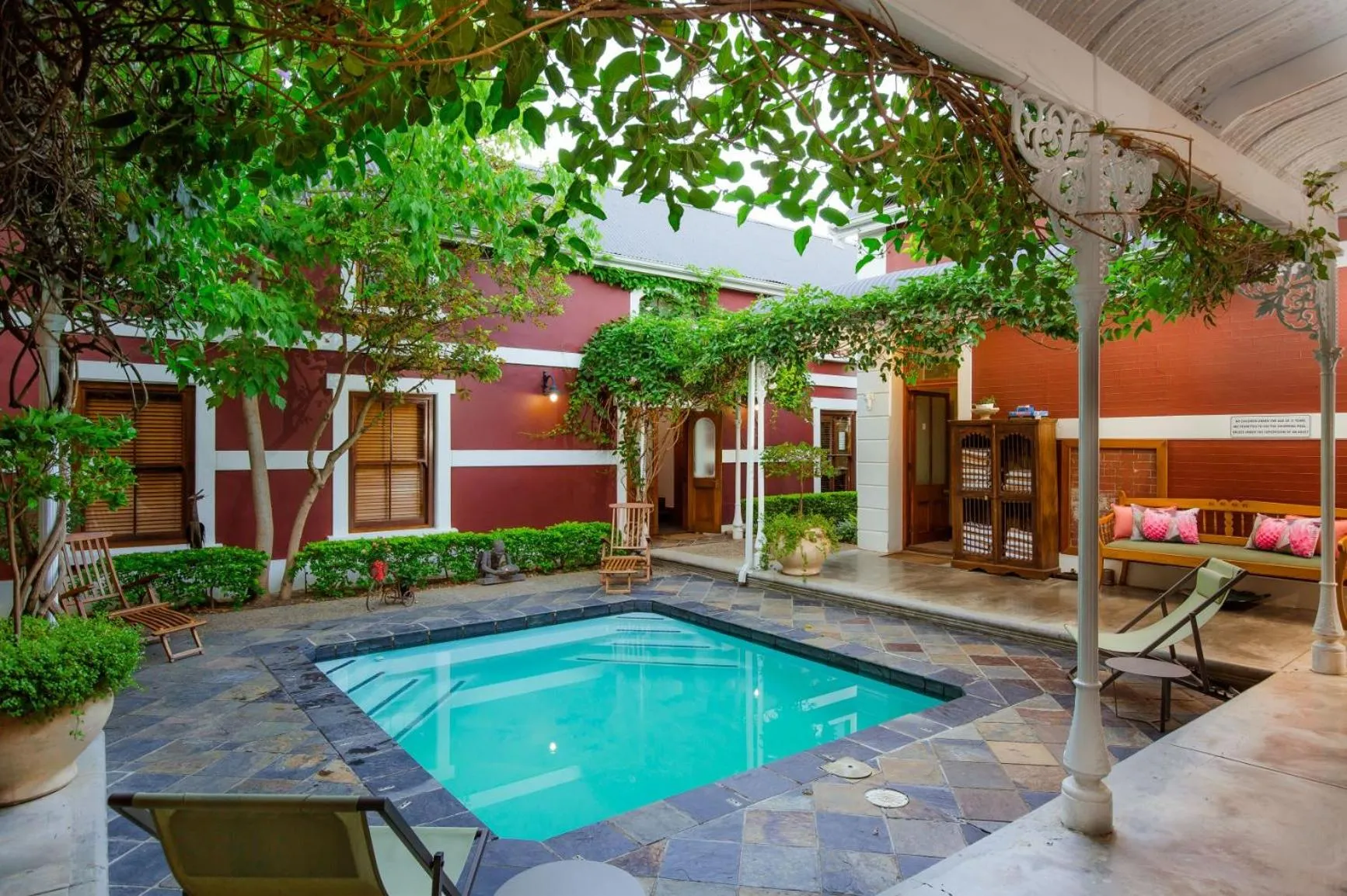 Swimming pool in Roosenwijn Guesthouse