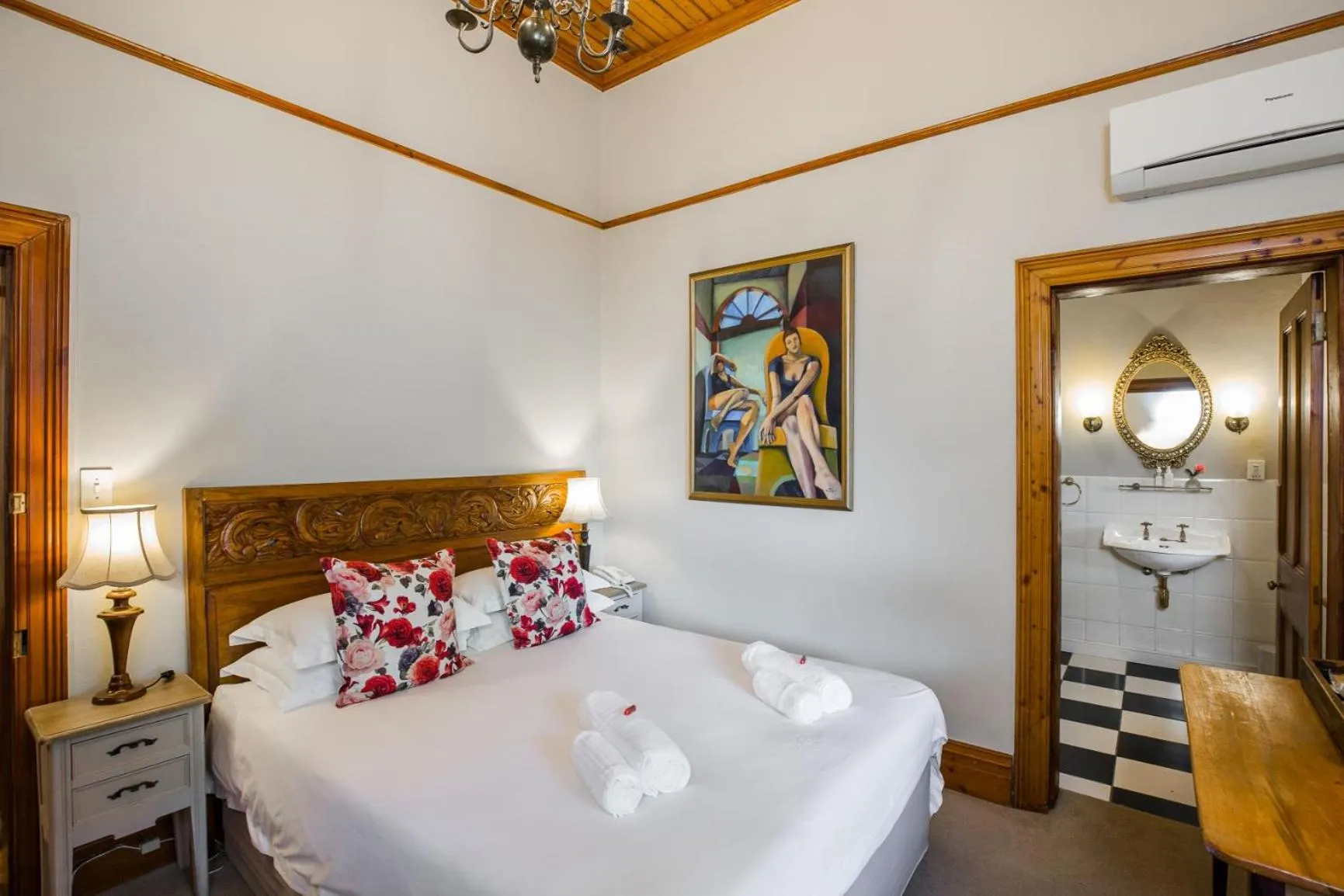 Photo of the whole room, Bed in Roosenwijn Guesthouse