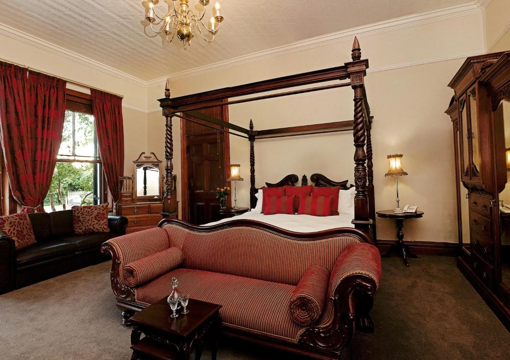 Photo of the whole room, Bed in Roosenwijn Guesthouse