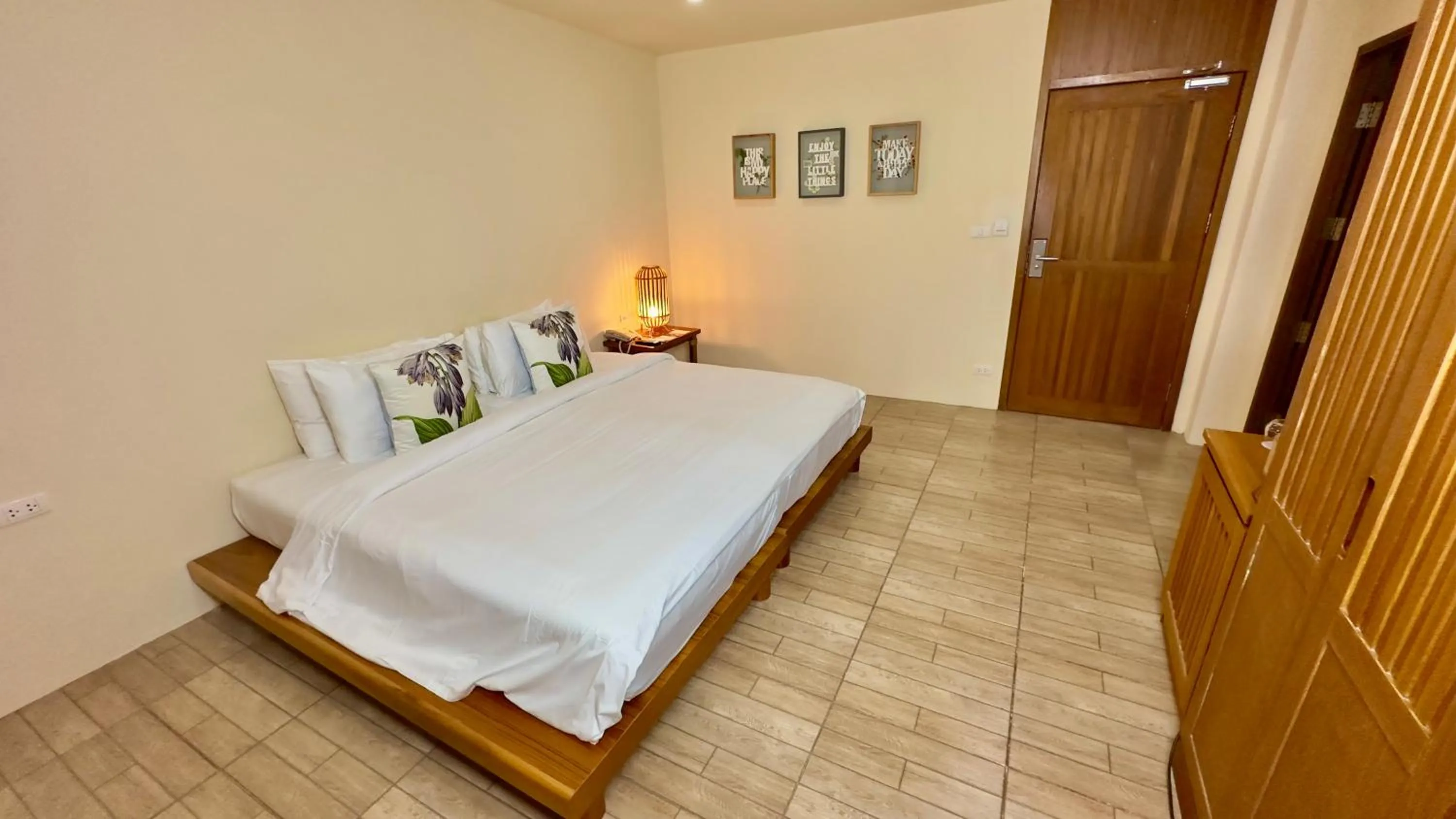 Bed in Deva Beach Resort Samui