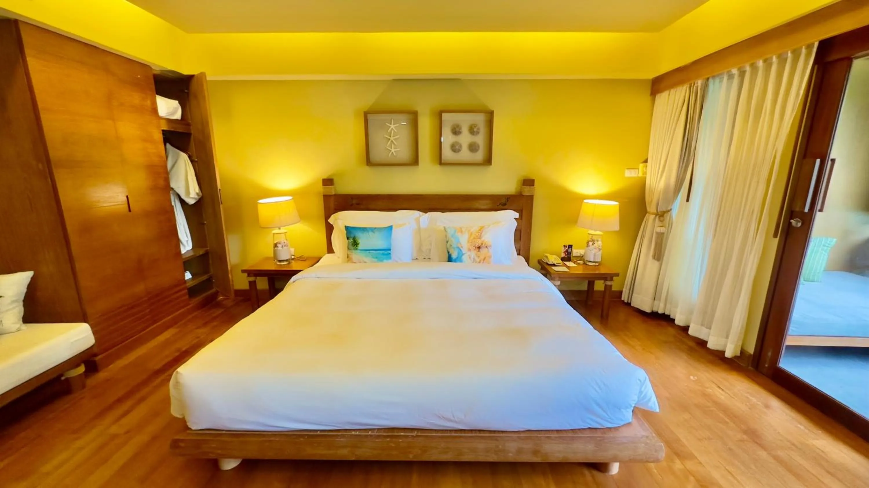 Bed in Deva Beach Resort Samui