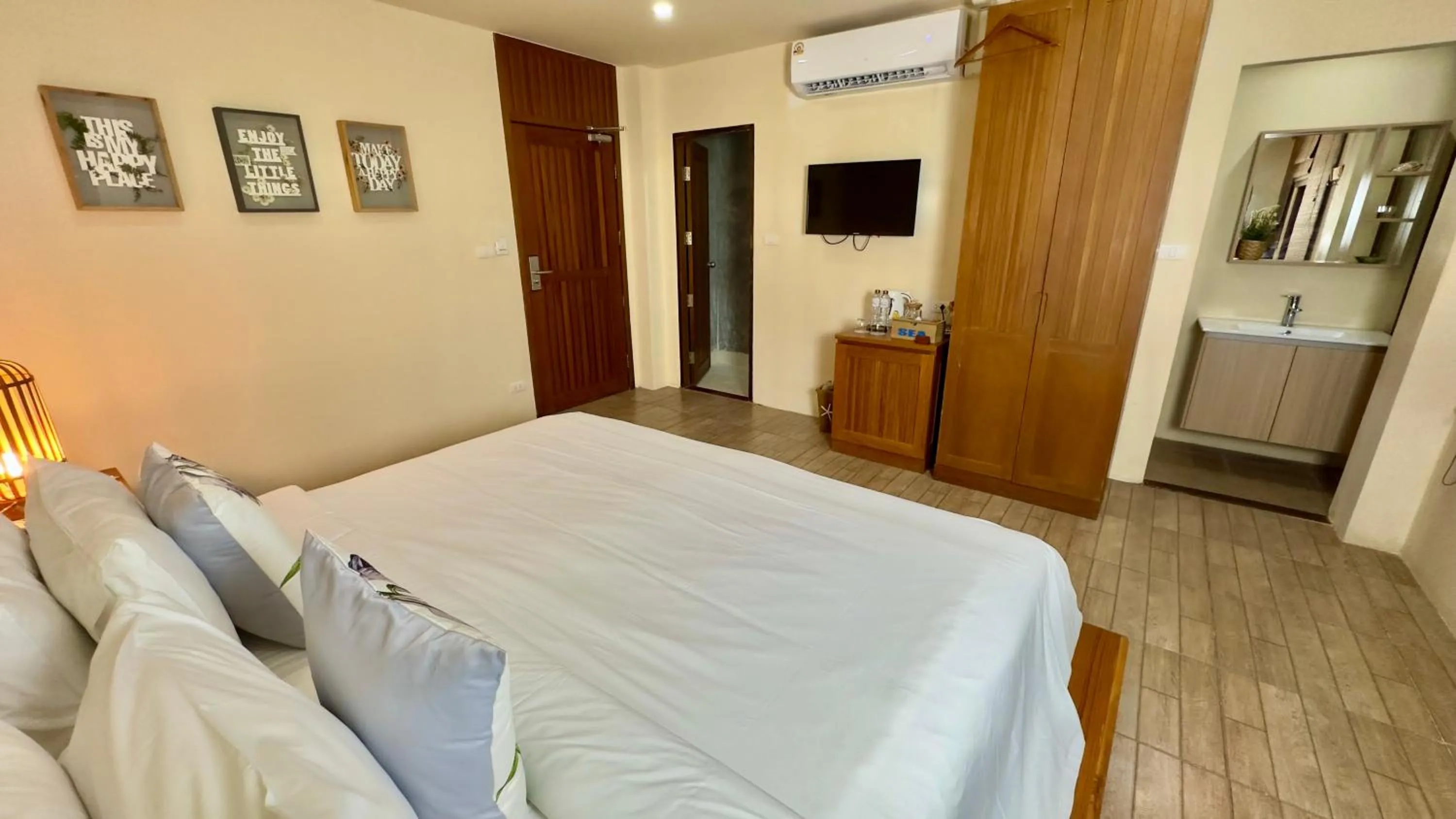 Bed in Deva Beach Resort Samui