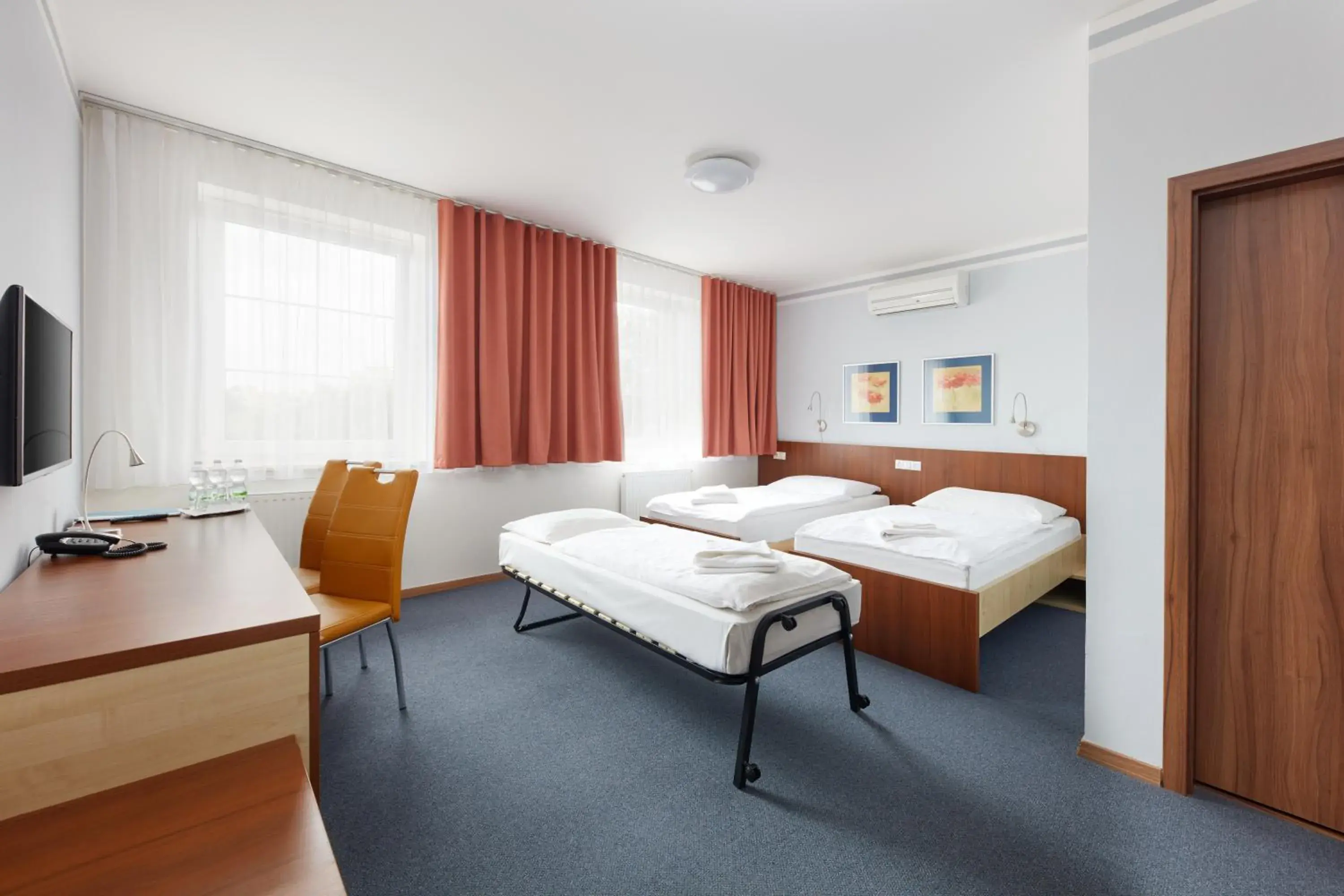 Double or Twin Room with Extra Bed in Hotel Nikolas Double or Twin Room with Extra Bed in Hotel Nikolas