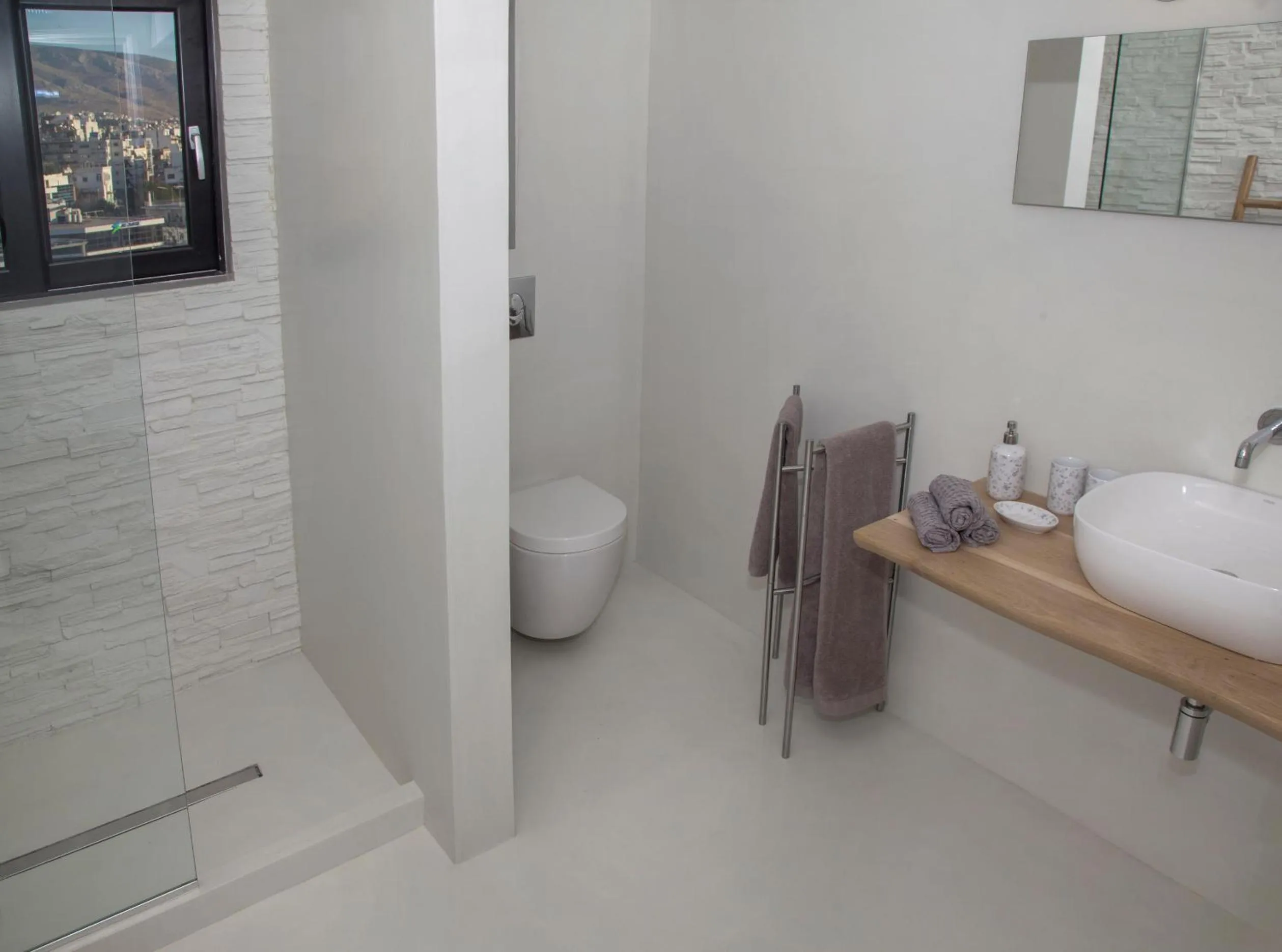 Bathroom in Luxury Penthouse touching the Acropolis by GHH