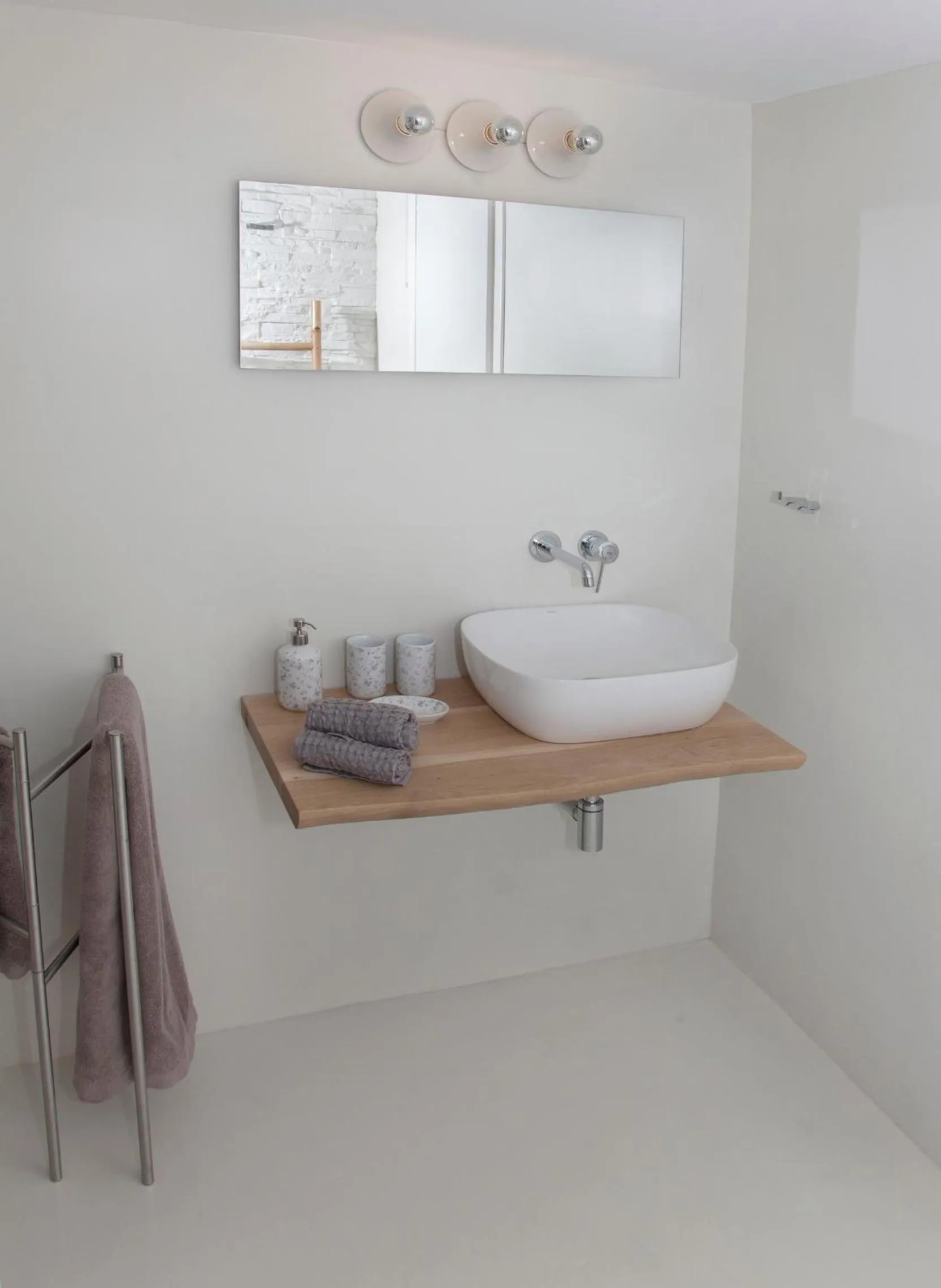 Bathroom in Luxury Penthouse touching the Acropolis by GHH