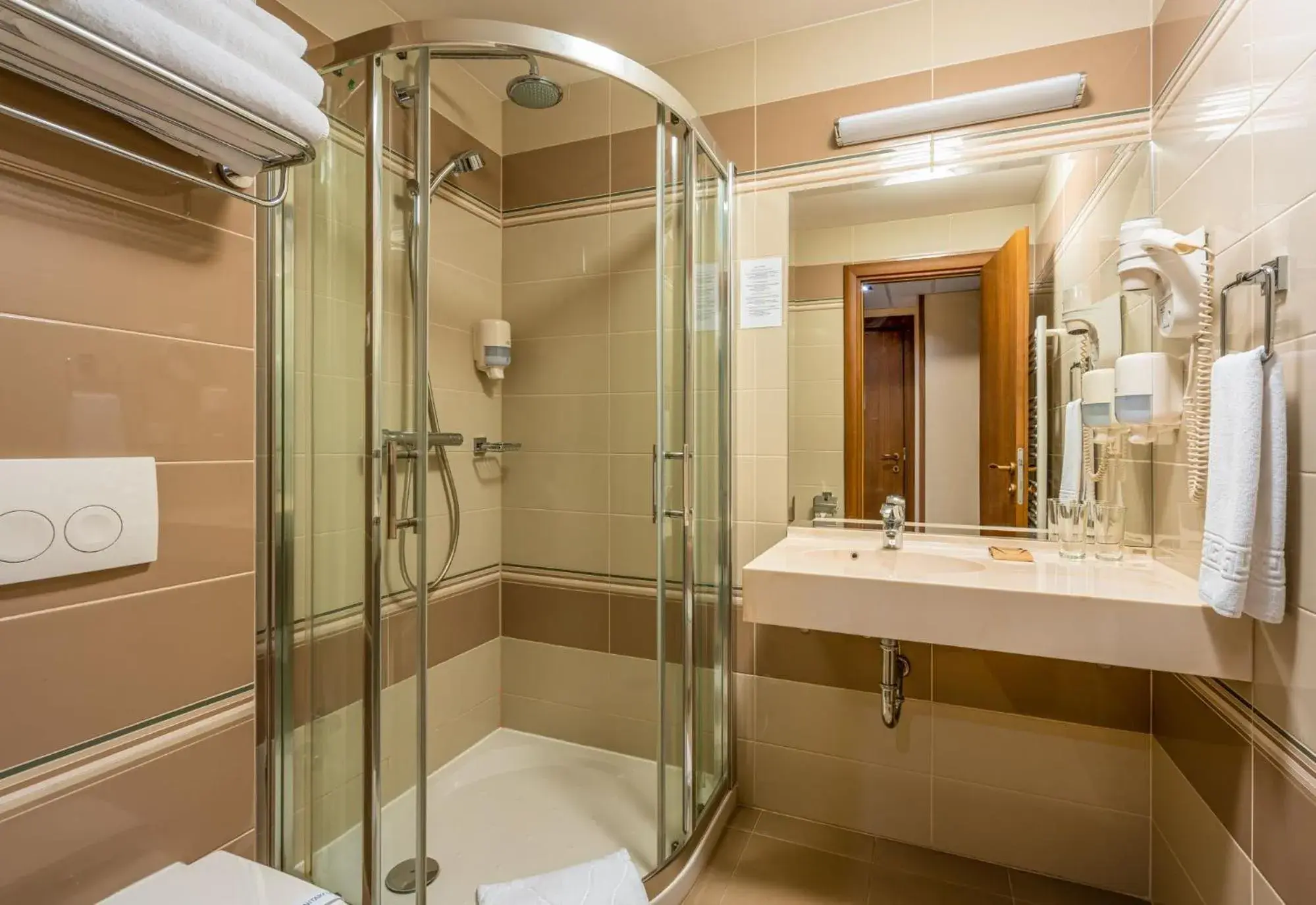 Twin Room 4* - single occupancy in Hotel Leul de Aur Twin Room 4* - single occupancy in Hotel Leul de Aur