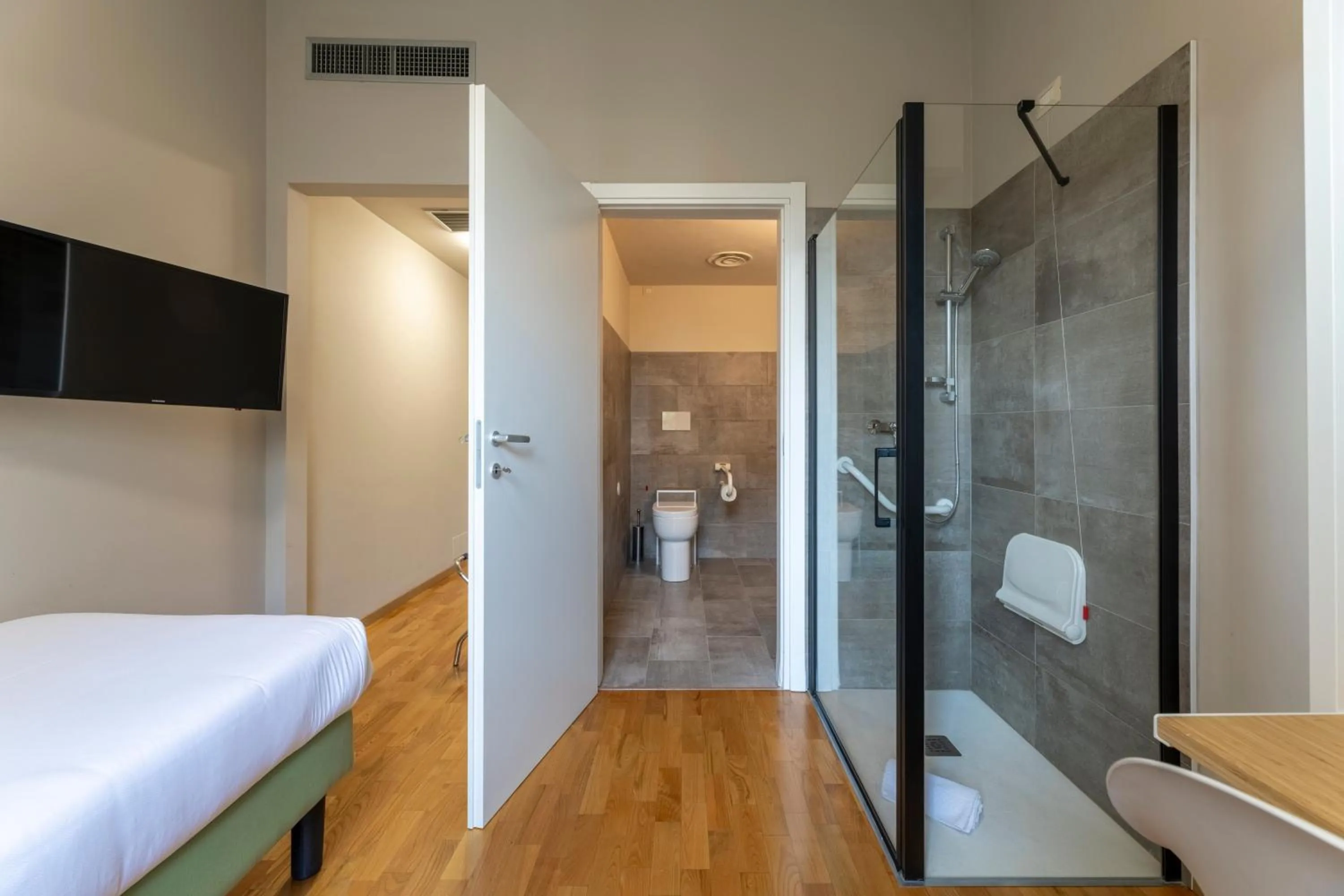 Bathroom, Bed in Hotel Astoria