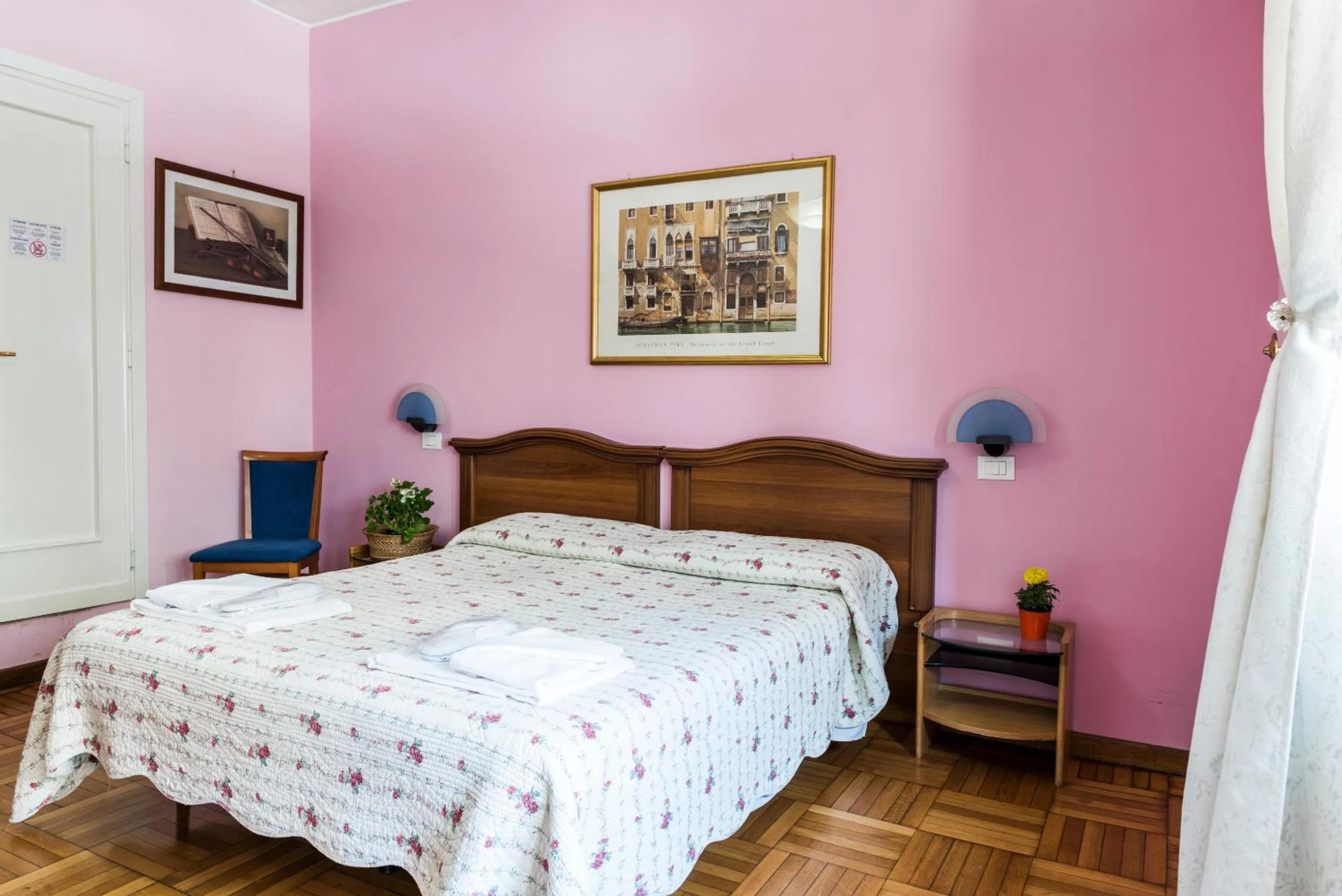 Photo of the whole room, Bed in Ai Musei Vaticani BB