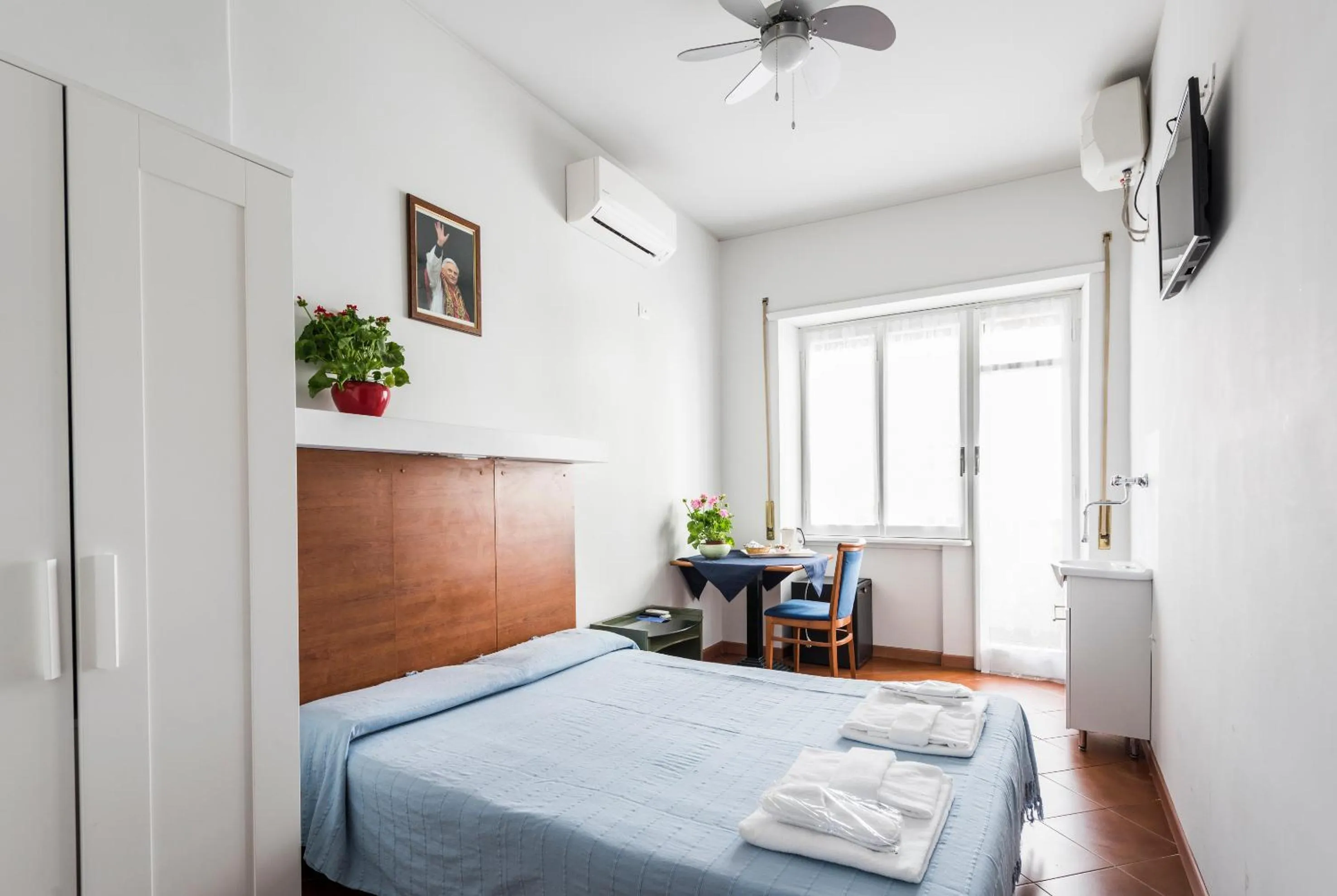 Photo of the whole room, Bed in Ai Musei Vaticani BB