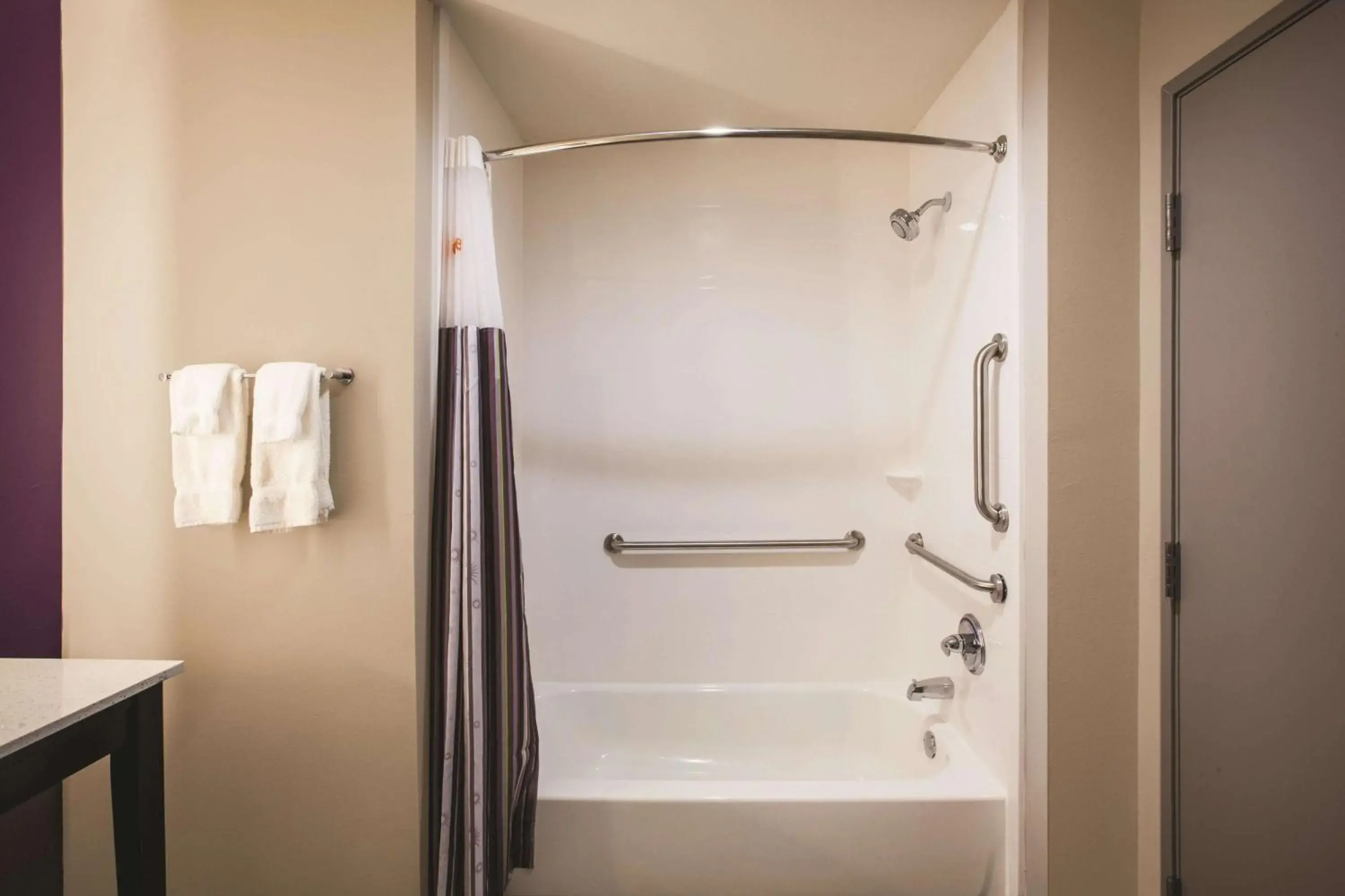 Deluxe King Family Suite - Mobility/Hearing Accessible - Non-Smoking in La Quinta by Wyndham Dallas Northeast-Arboretum Deluxe King Family Suite - Mobility/Hearing Accessible - Non-Smoking in La Quinta by Wyndham Dallas Northeast-Arboretum