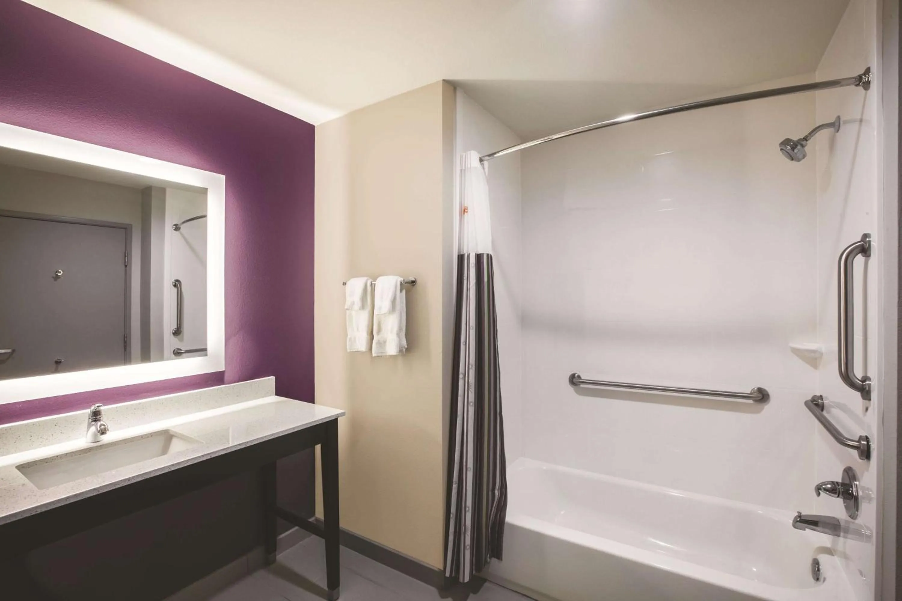 Photo of the whole room in La Quinta by Wyndham Dallas Northeast-Arboretum