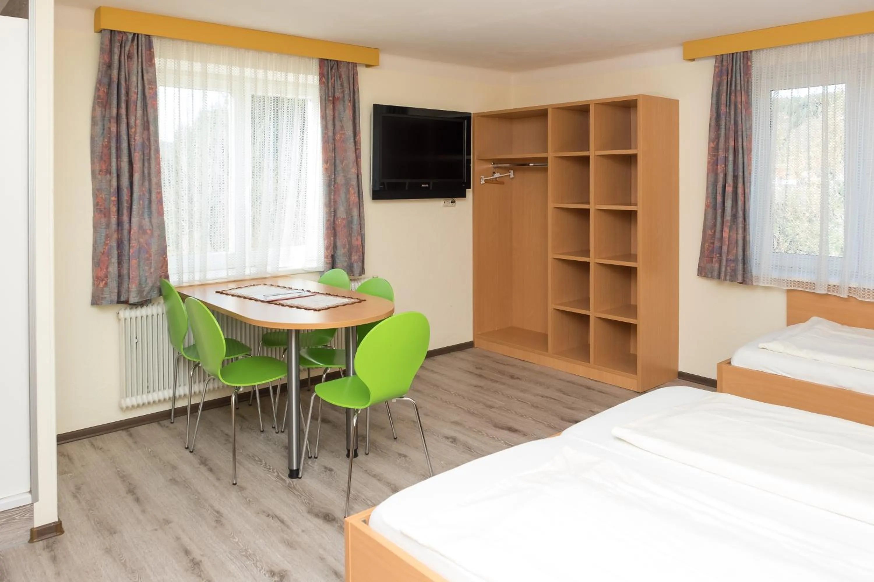 TV and multimedia, Bed in ROSSLWIRT-Rast