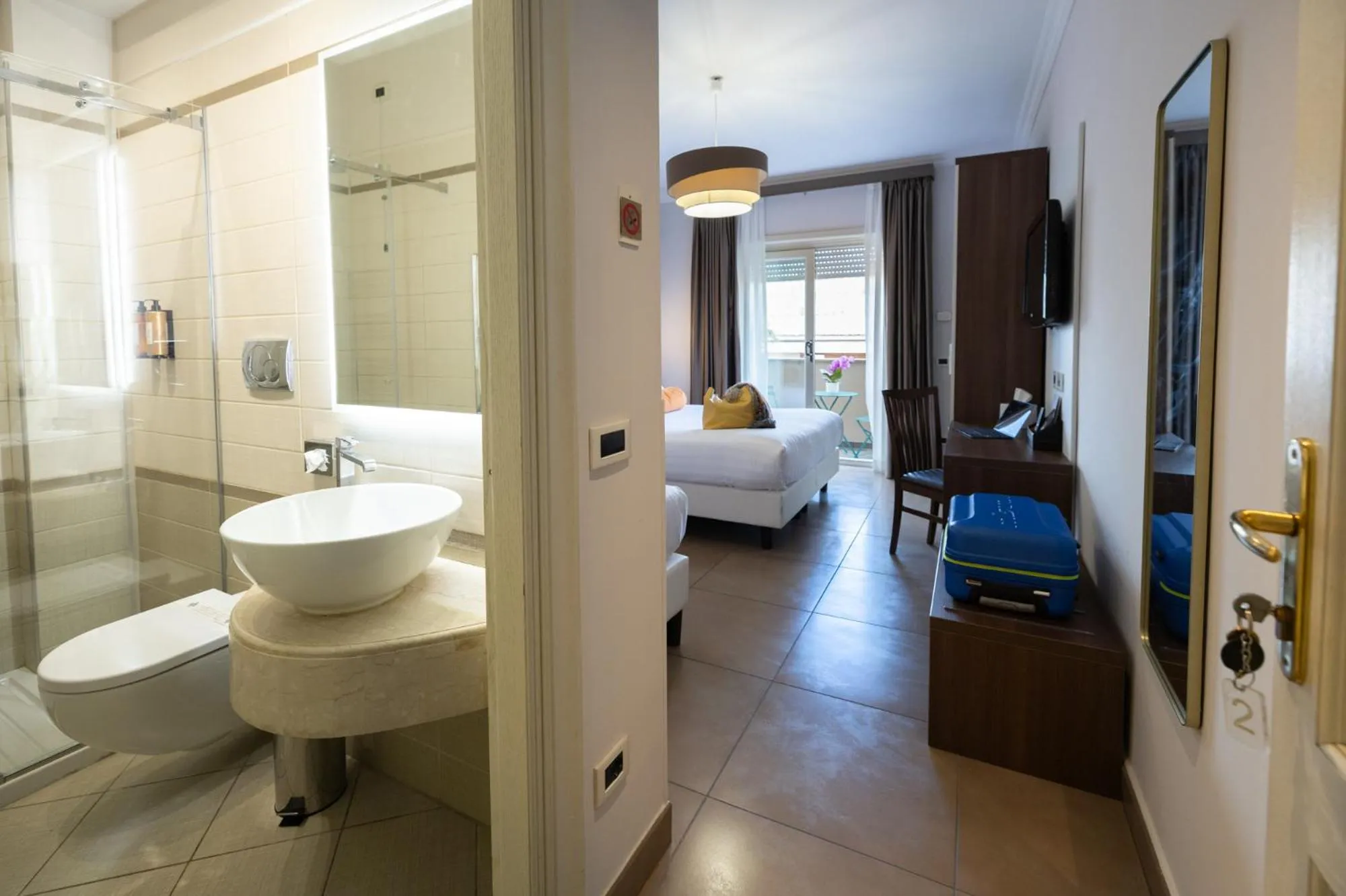 Shower, Bed in Zaccardi Roof Garden