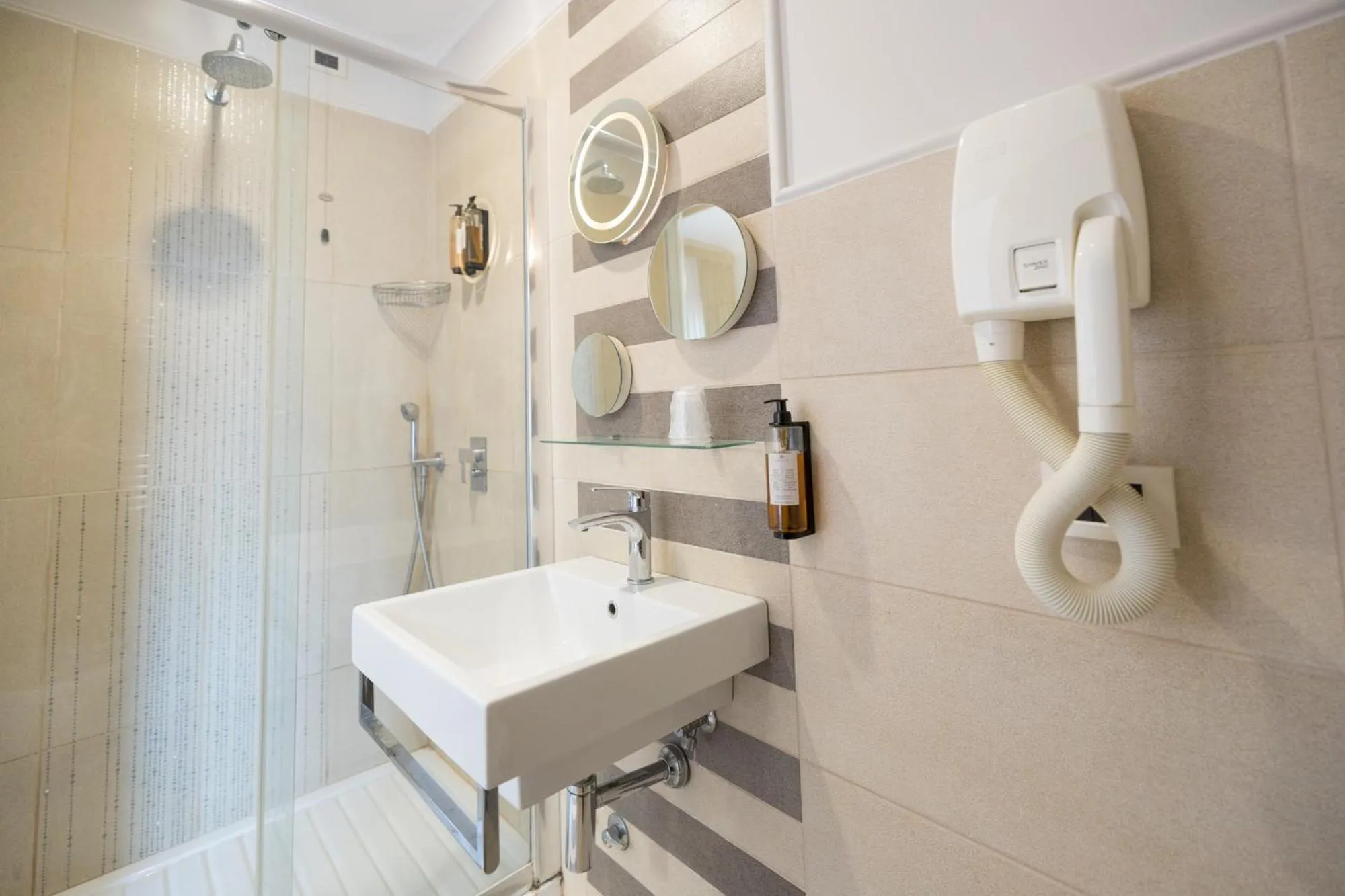 Shower in Zaccardi Roof Garden