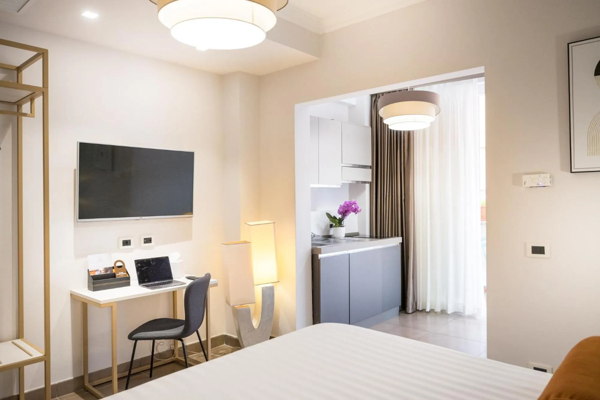 hair dresser, Bed in Zaccardi Roof Garden