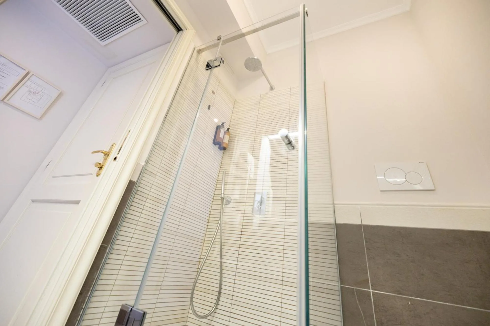 Shower in Zaccardi Roof Garden