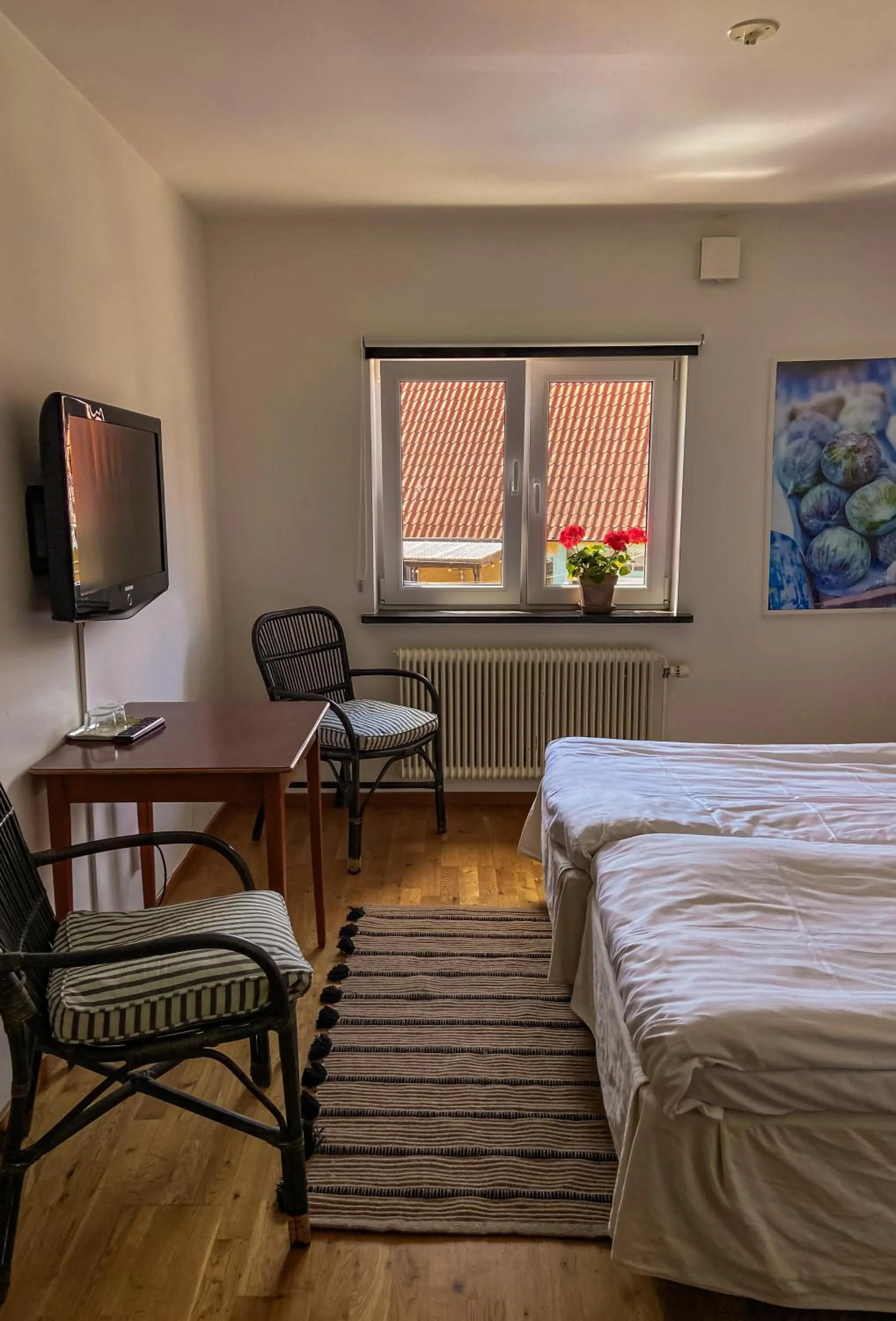 Communal lounge/ TV room in Gårdens & Apotekarns B&B