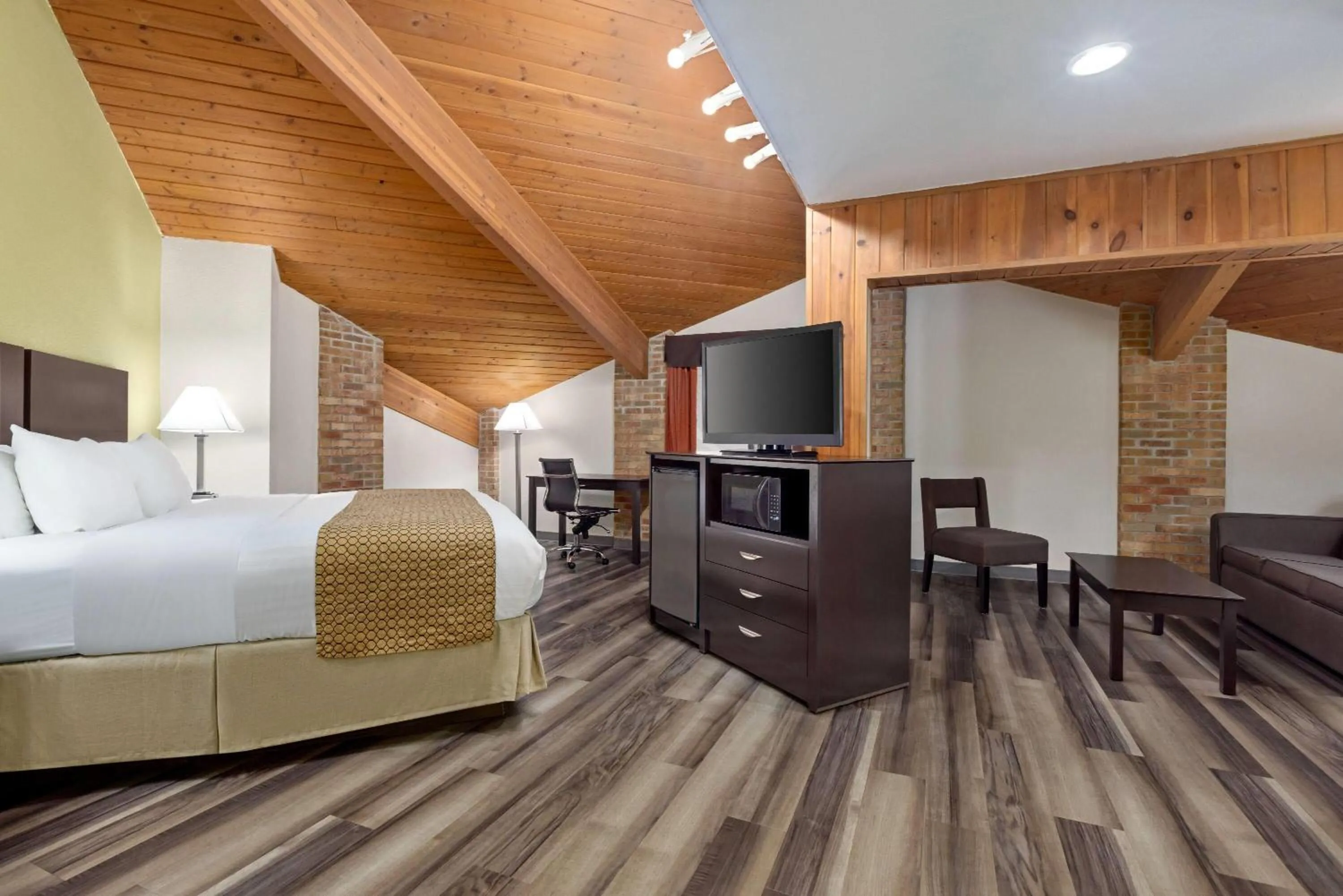 Photo of the whole room, Bed in Baymont by Wyndham Monroe