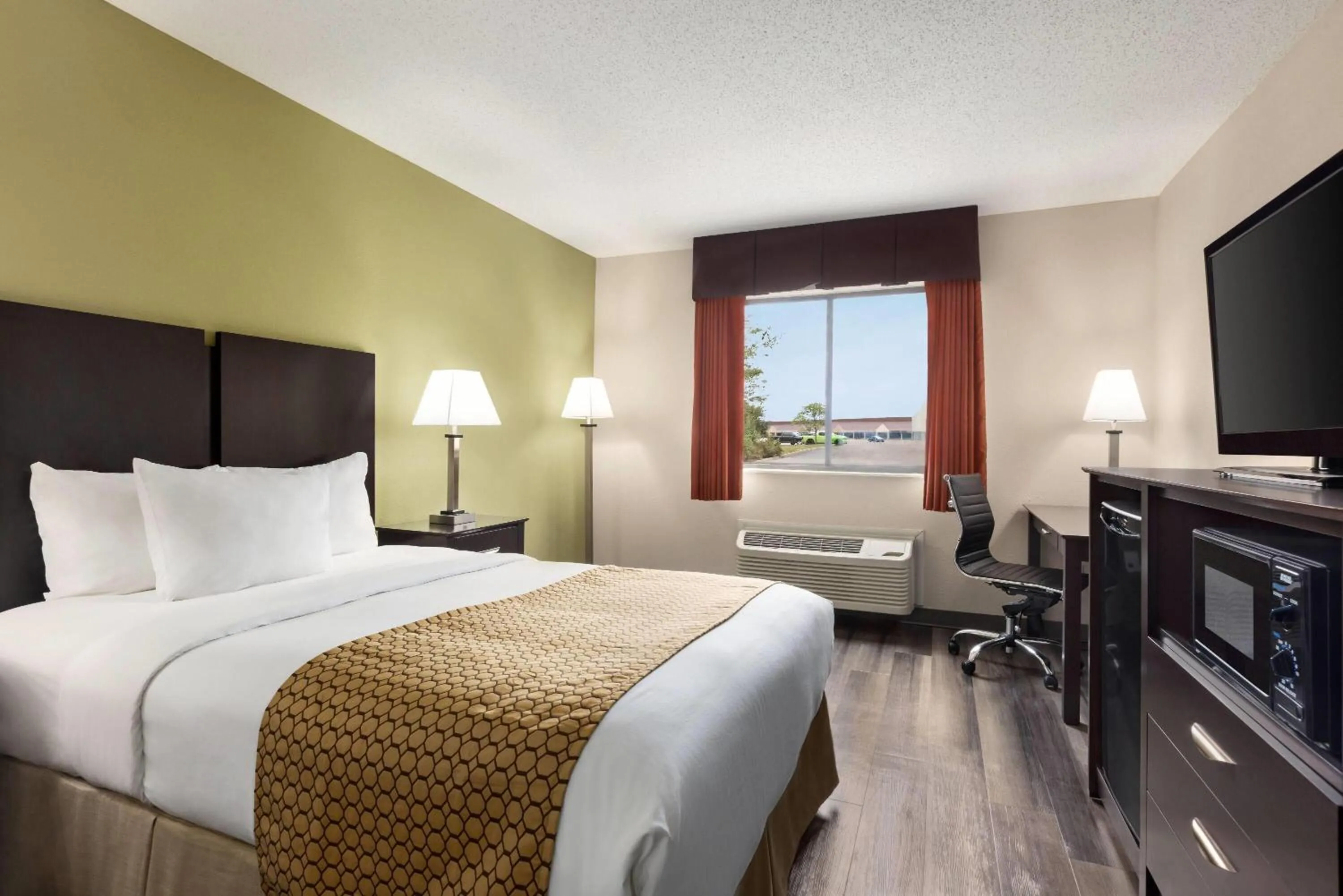 Photo of the whole room, Bed in Baymont by Wyndham Monroe