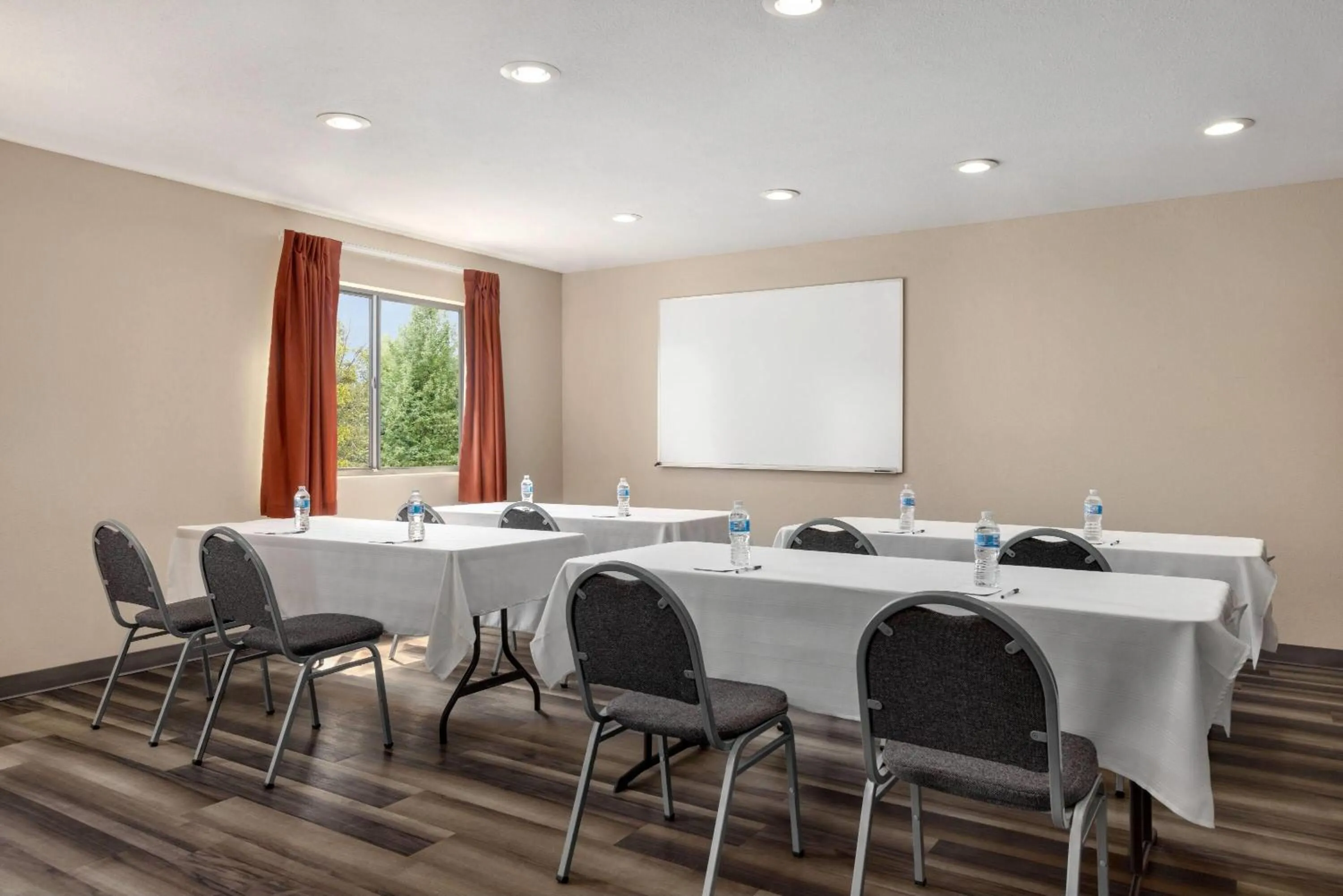 Meeting/conference room in Baymont by Wyndham Monroe