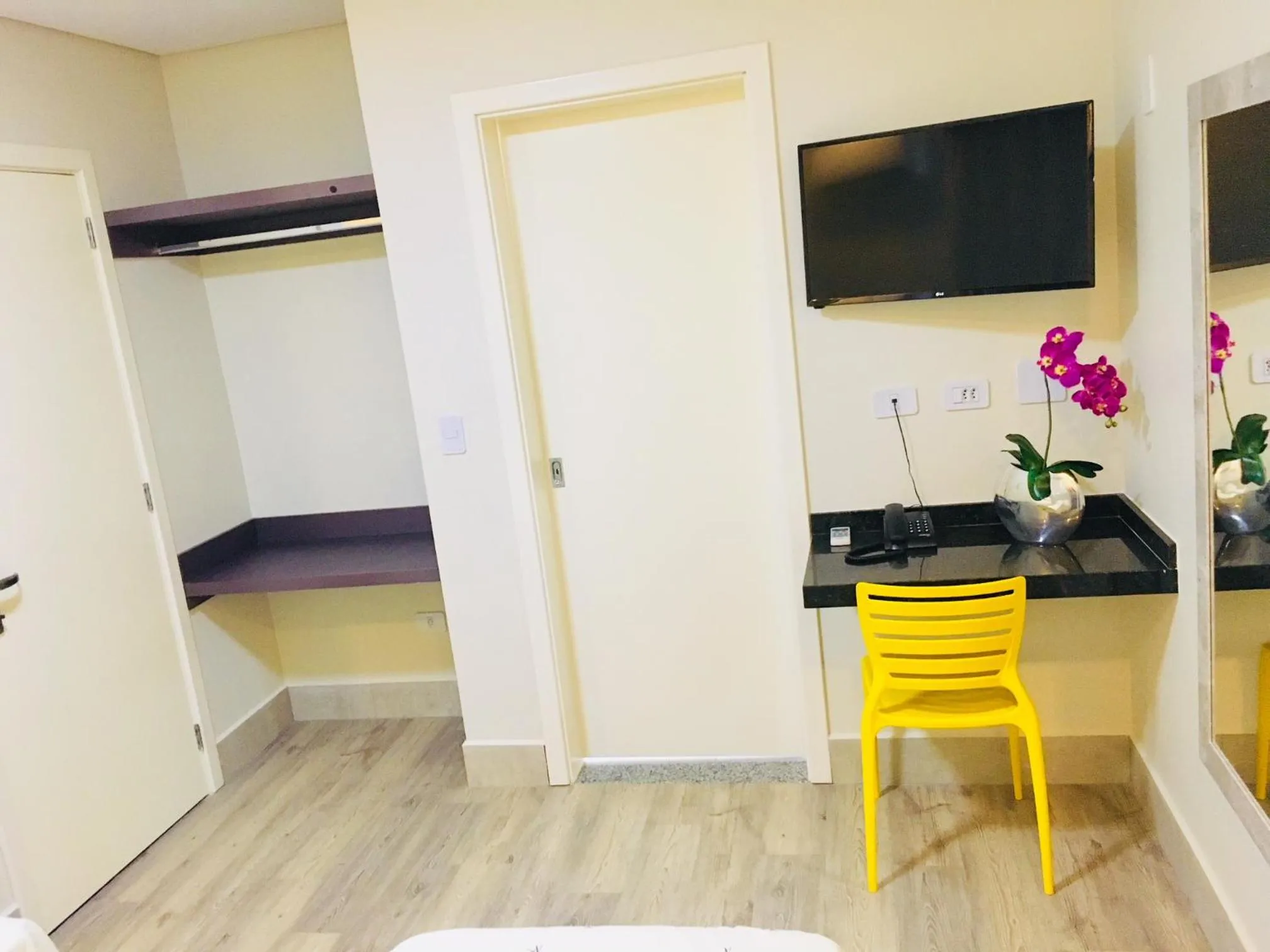 Communal lounge/ TV room in Hotel Avalon Maringá Econômico