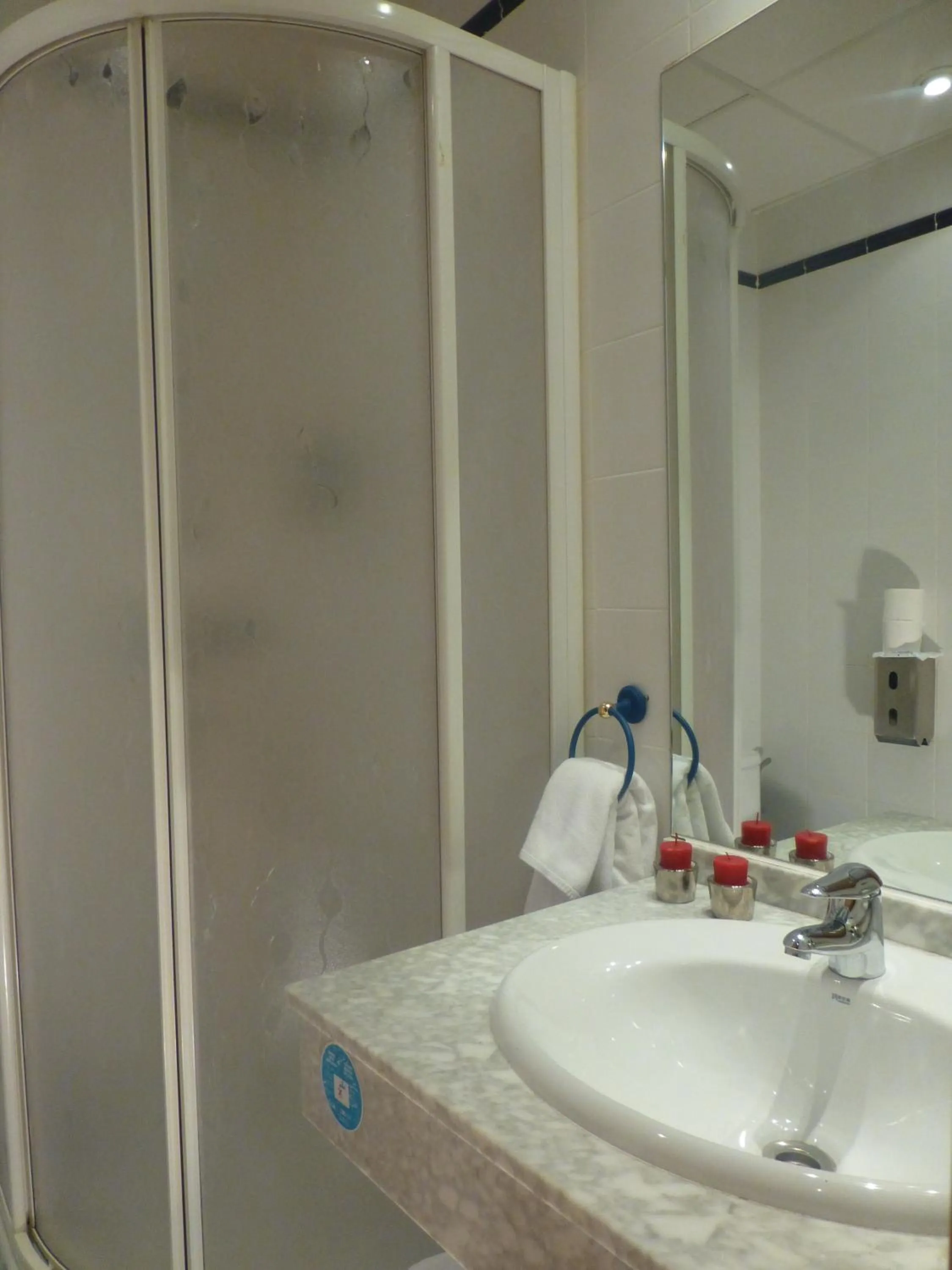 Shower in Hostal El Val