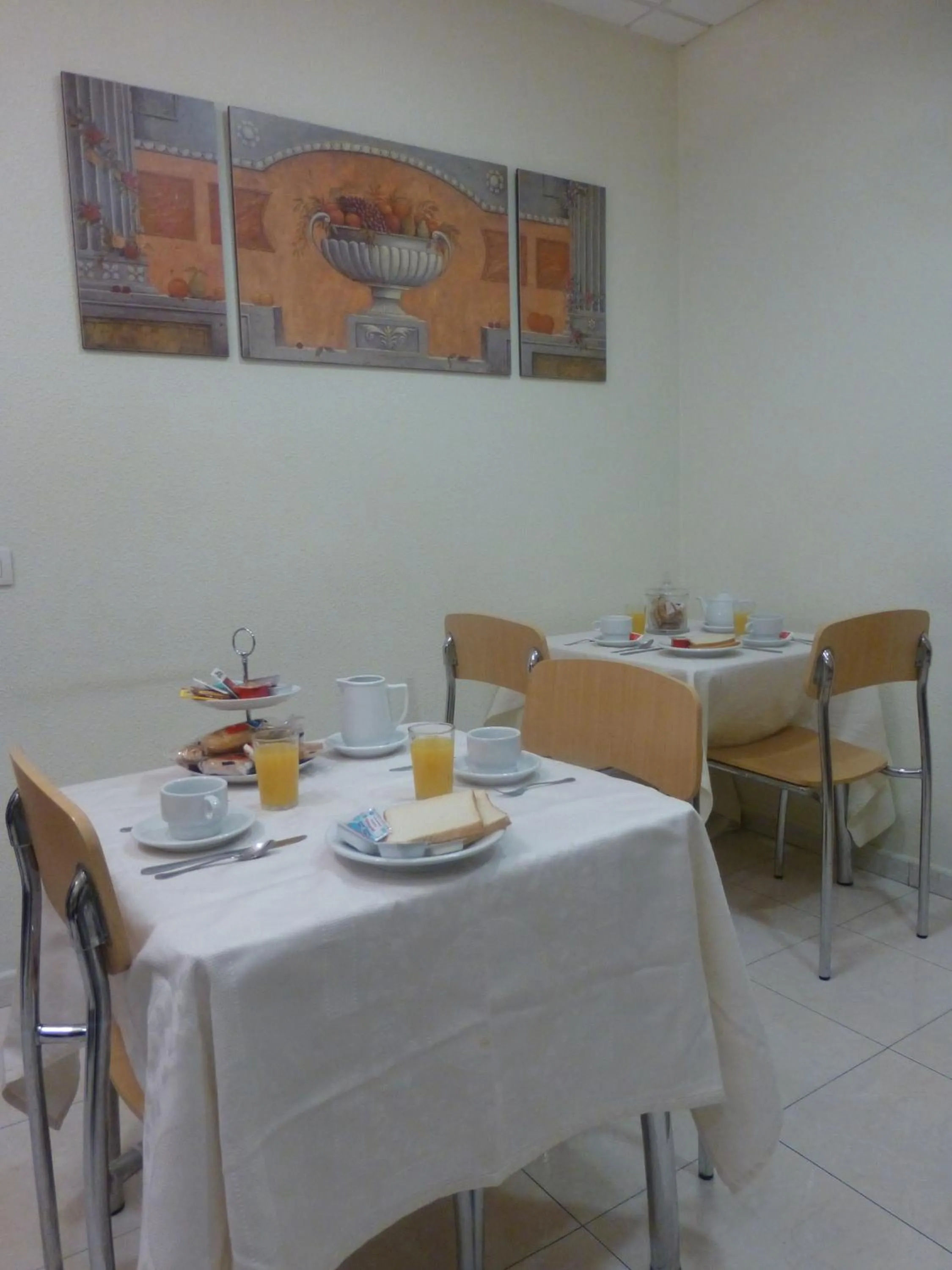 Restaurant/places to eat in Hostal El Val