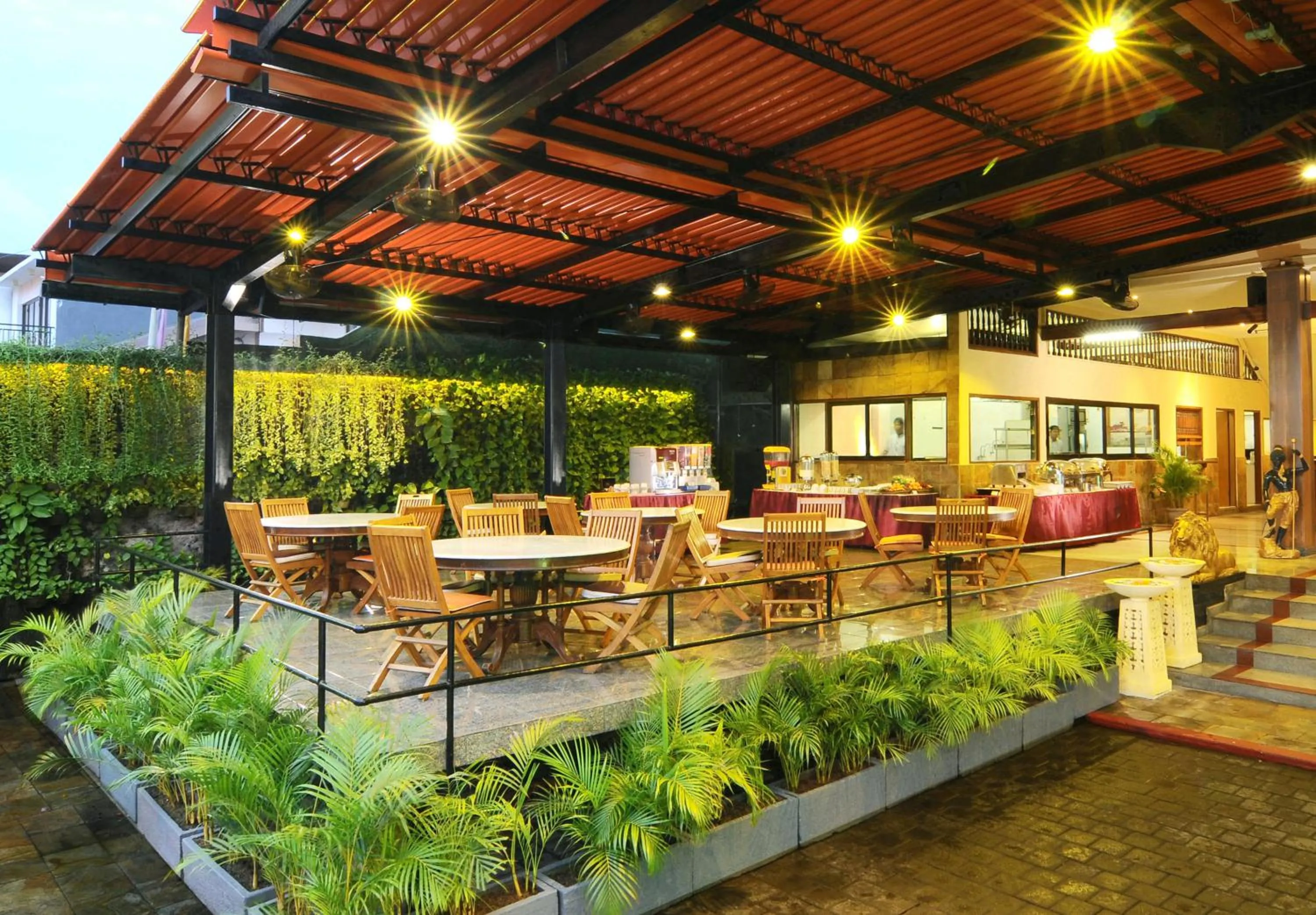 Restaurant/places to eat in Green Garden Hotel