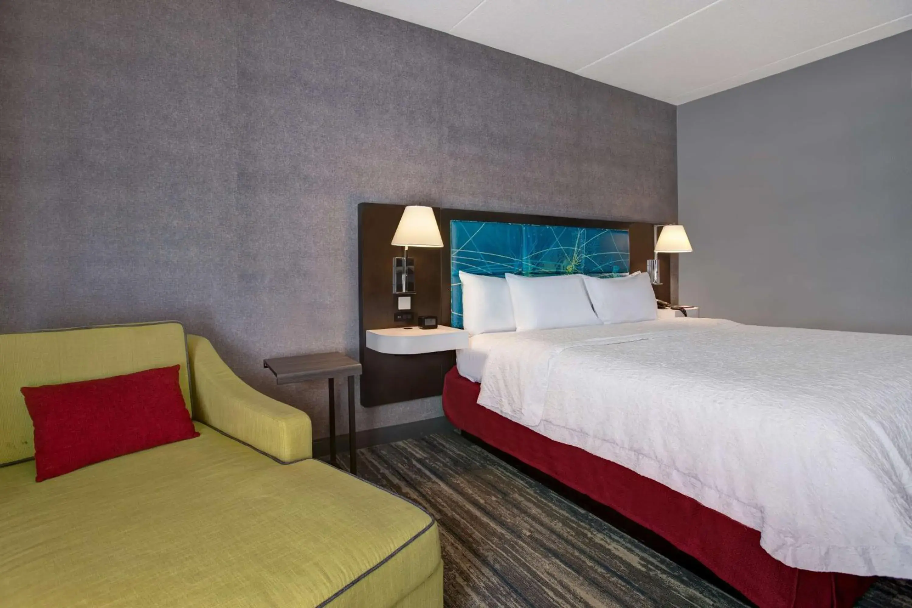 King Room with Accessible Tub - Mobility and Hearing Access/Non-Smoking in Hampton Inn Olive Branch King Room with Accessible Tub - Mobility and Hearing Access/Non-Smoking in Hampton Inn Olive Branch