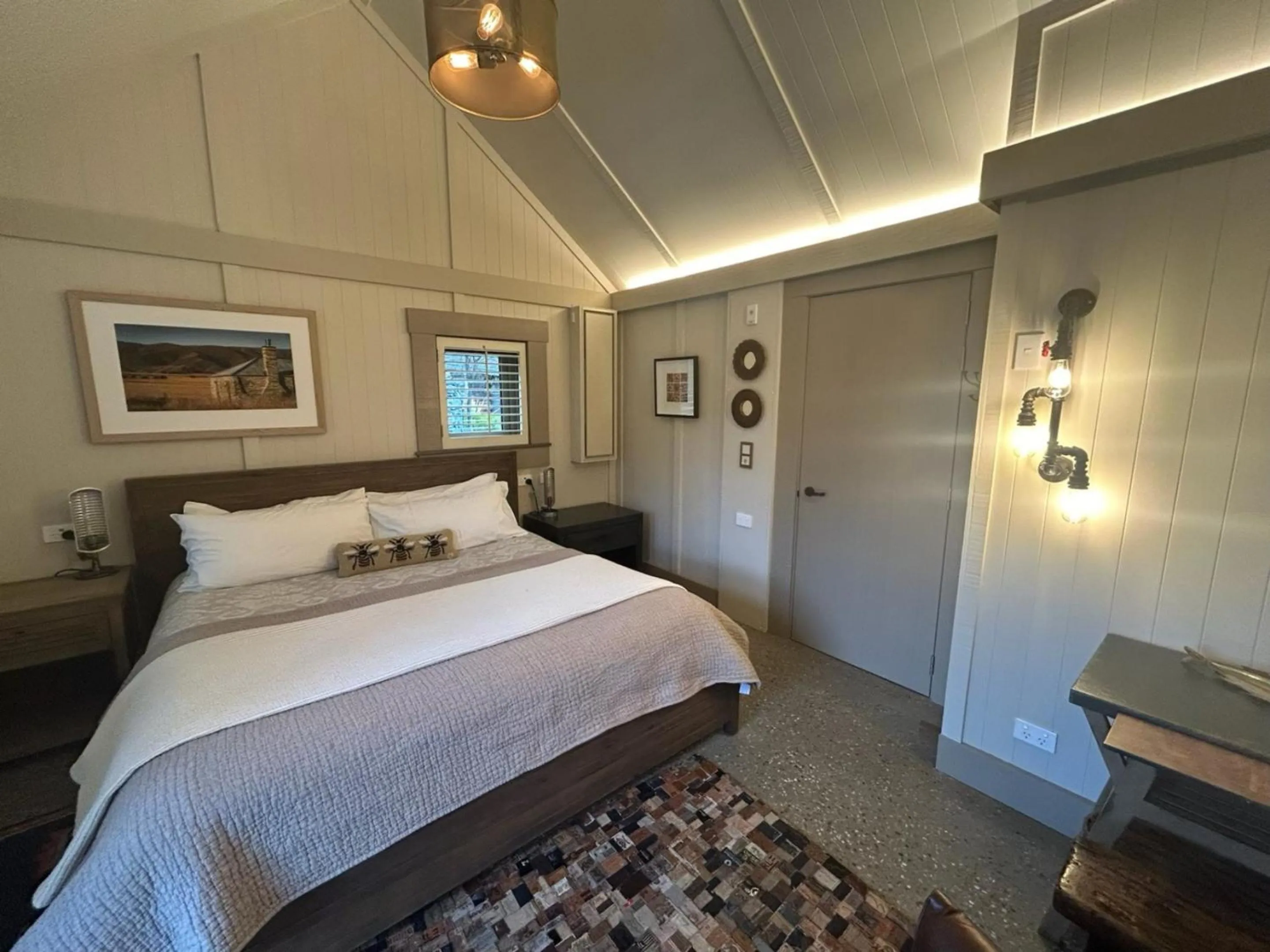 Bedroom, Bed in Headwaters Glenorchy Eco Lodge