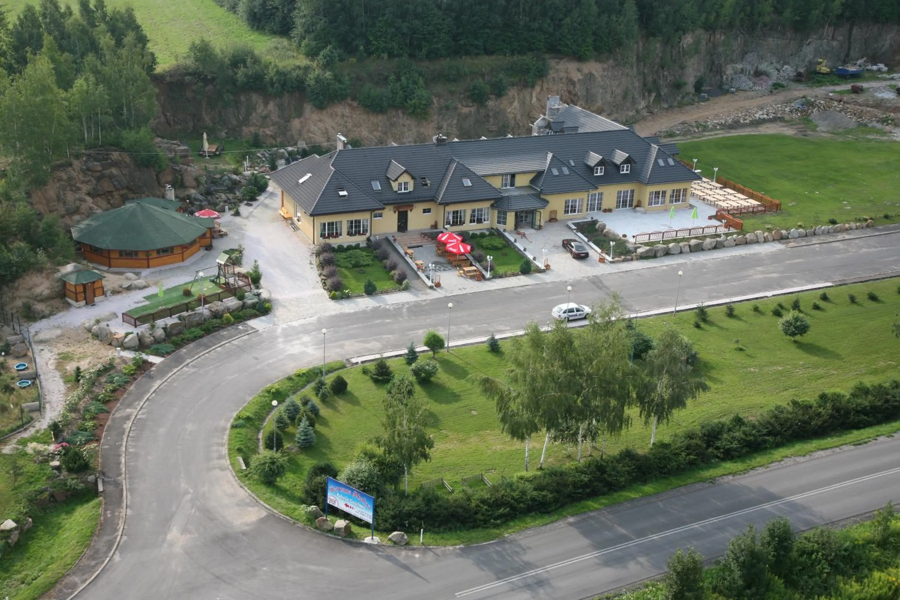 Bird's eye view in Dwór Skalny Apartamenty, Pokoje i Restauracja Karczma Skalna