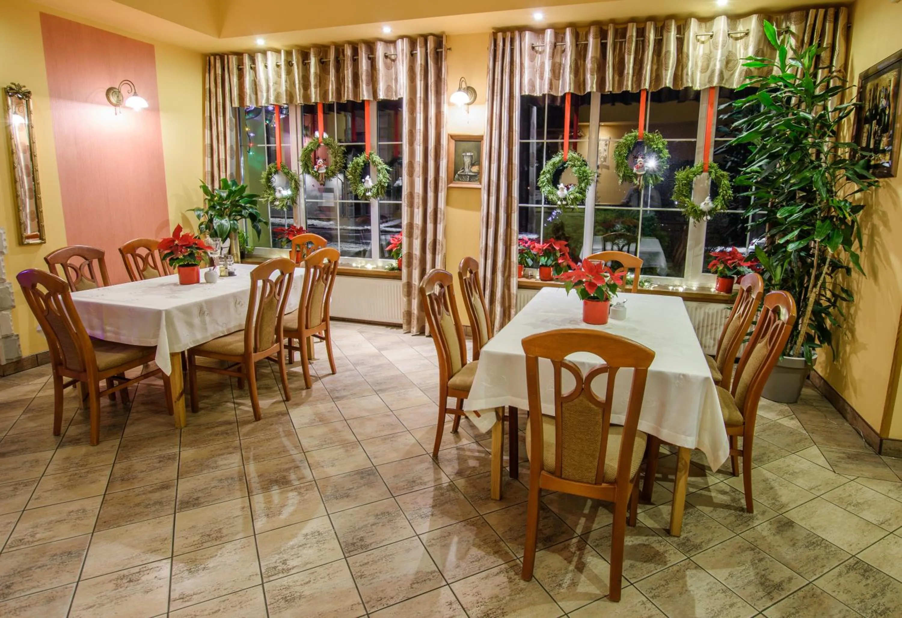 Restaurant/places to eat in Dwór Skalny Apartamenty, Pokoje i Restauracja Karczma Skalna