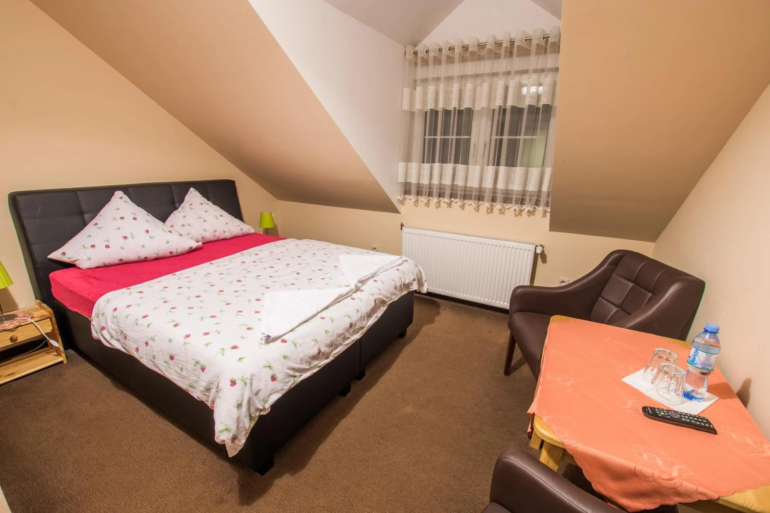 Photo of the whole room in Dwór Skalny Apartamenty, Pokoje i Restauracja Karczma Skalna