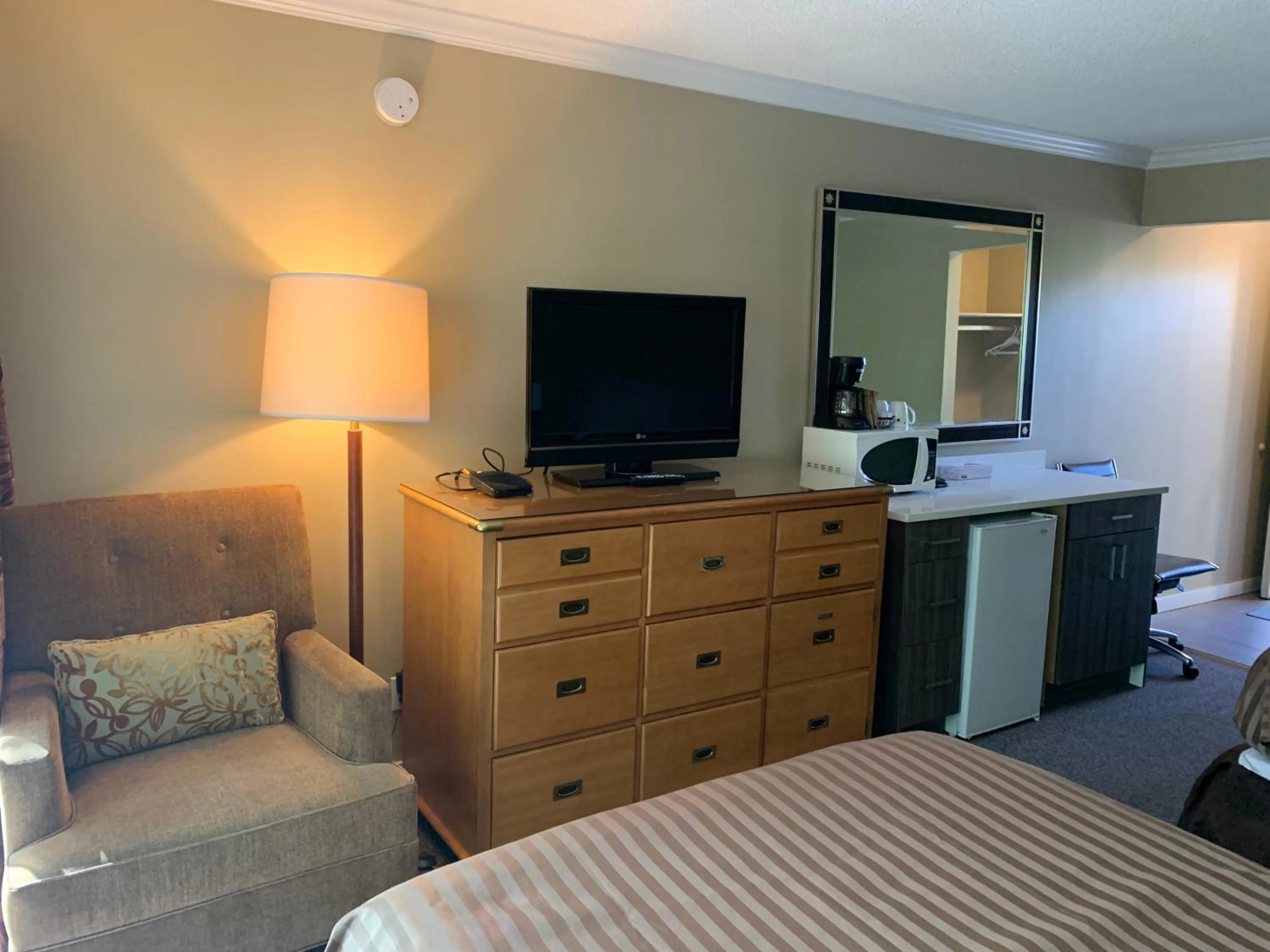 TV and multimedia in Okanagan Royal Park Inn by Elevate Rooms
