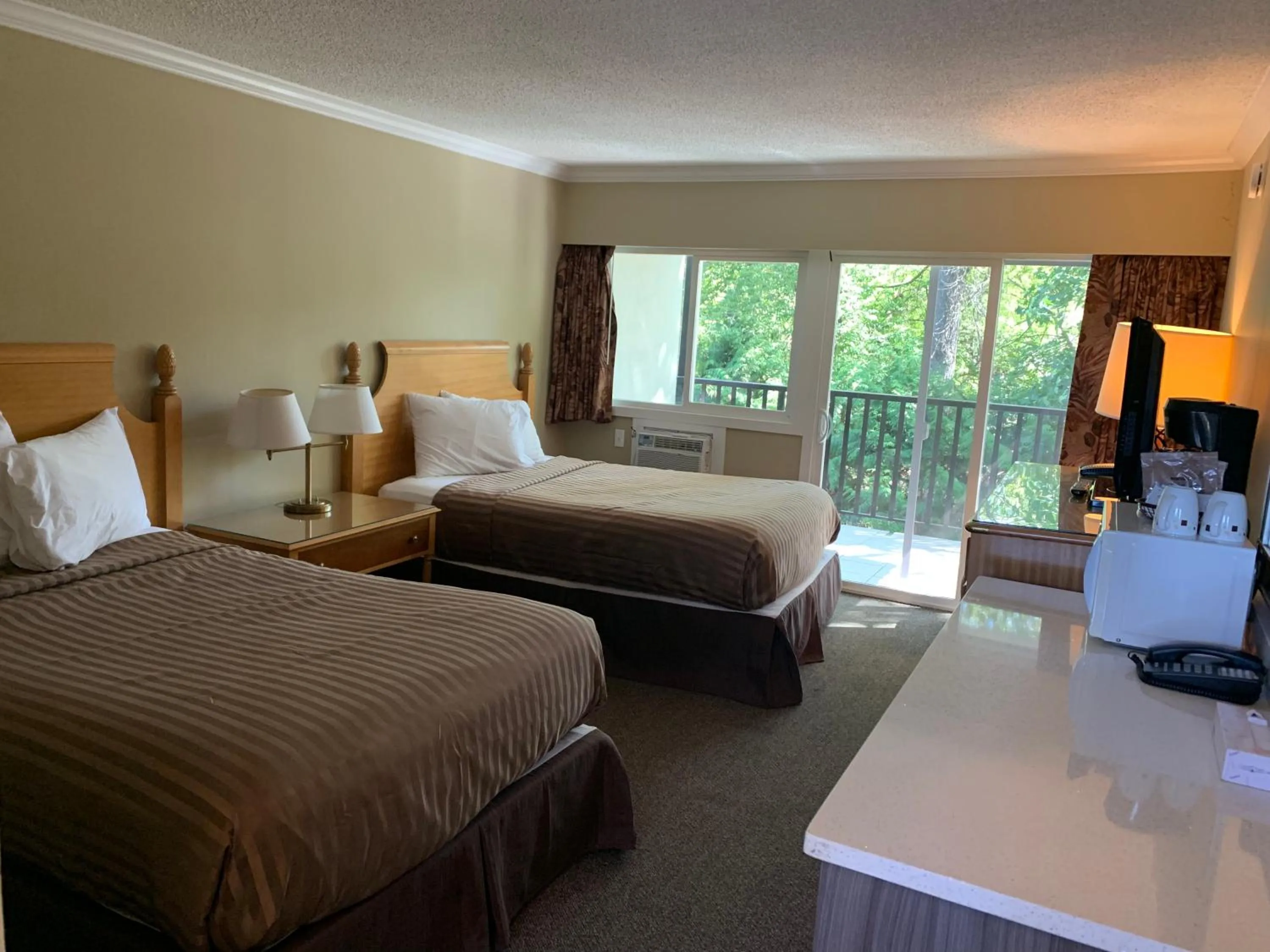 Photo of the whole room in Okanagan Royal Park Inn by Elevate Rooms