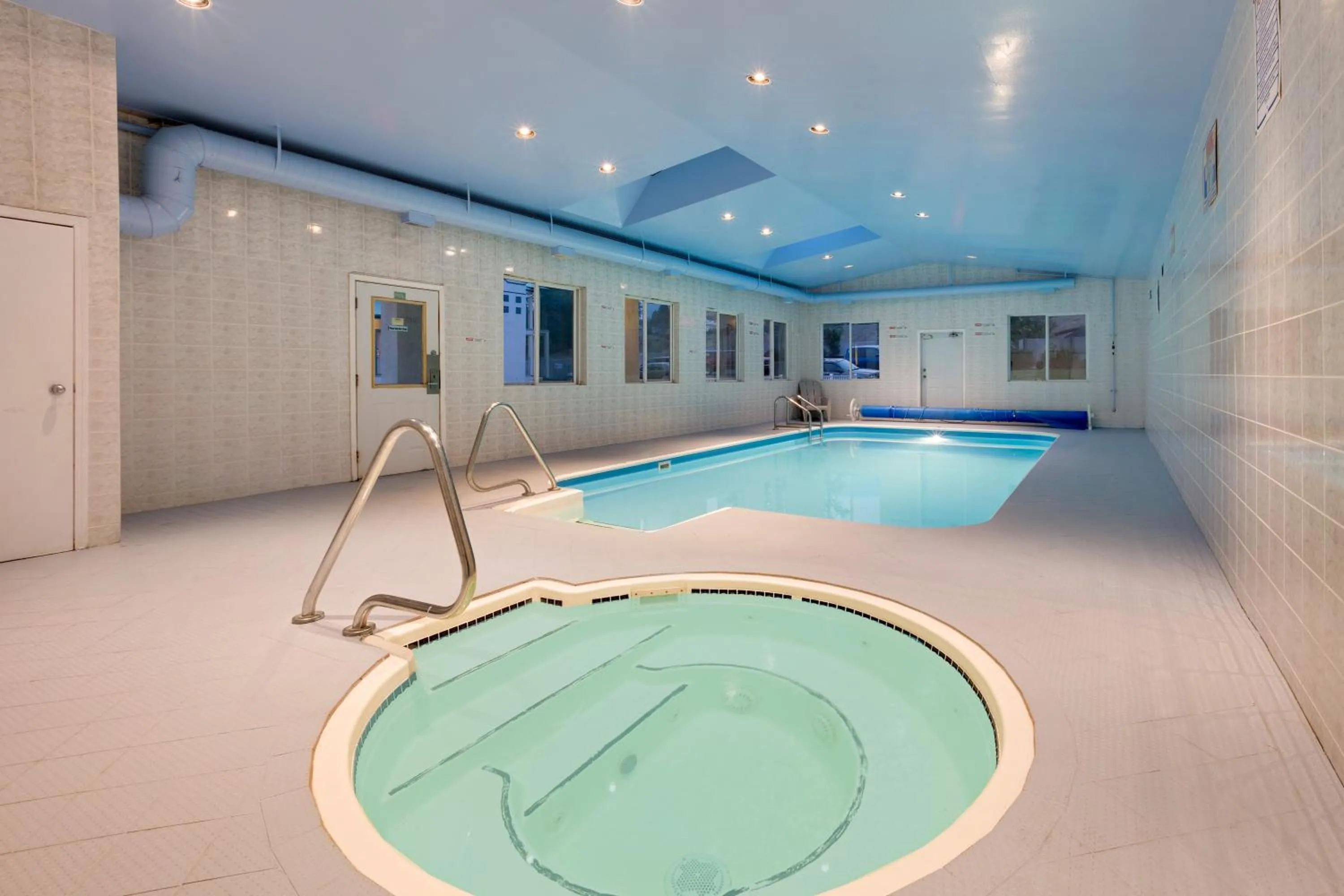 Swimming pool in Sage Inn Merritt BC