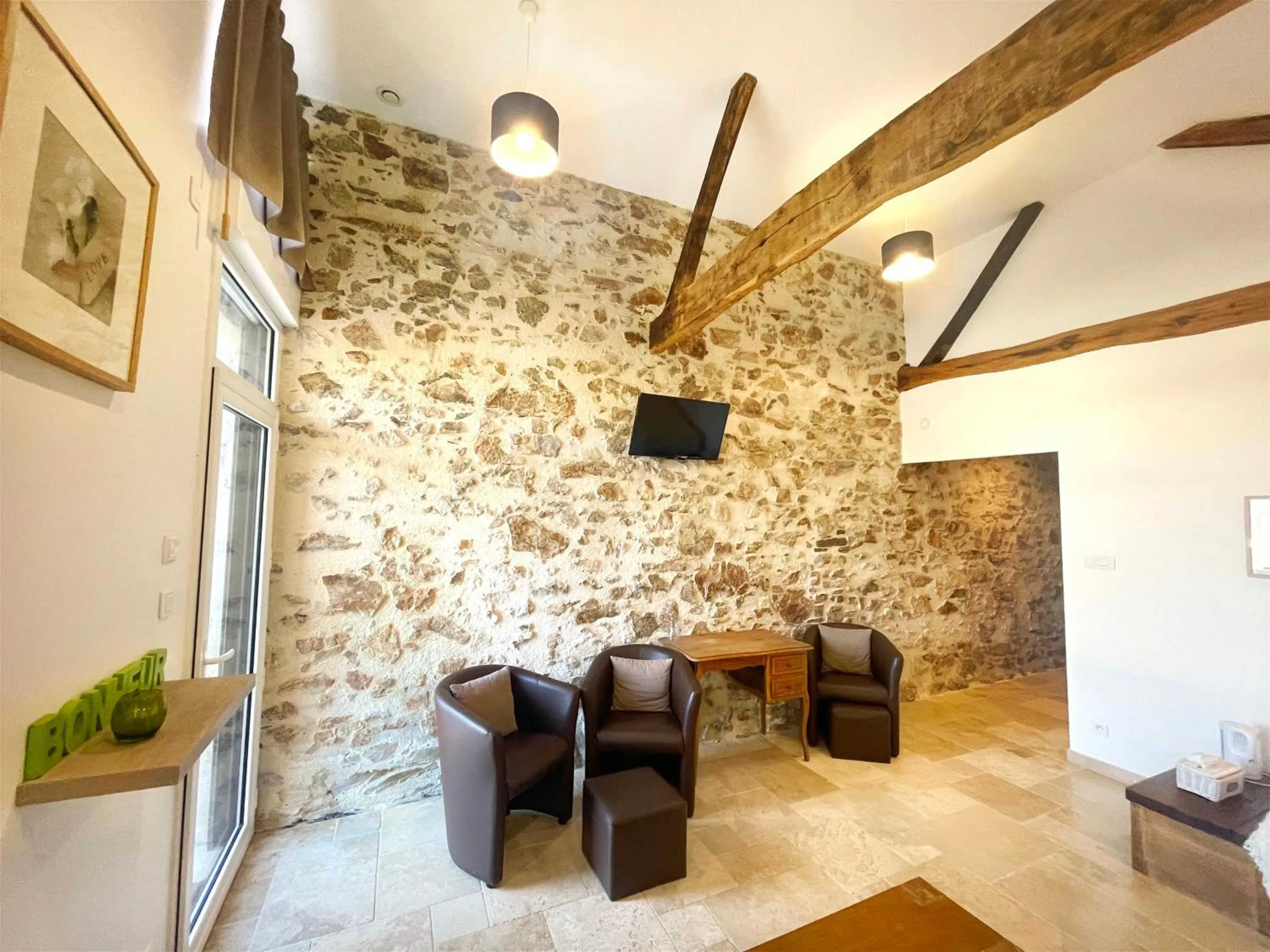 Patio in "La Petite Félixière" à 25 min du Puy du Foù, 10 min de Cholet, et 35 min de Nantes