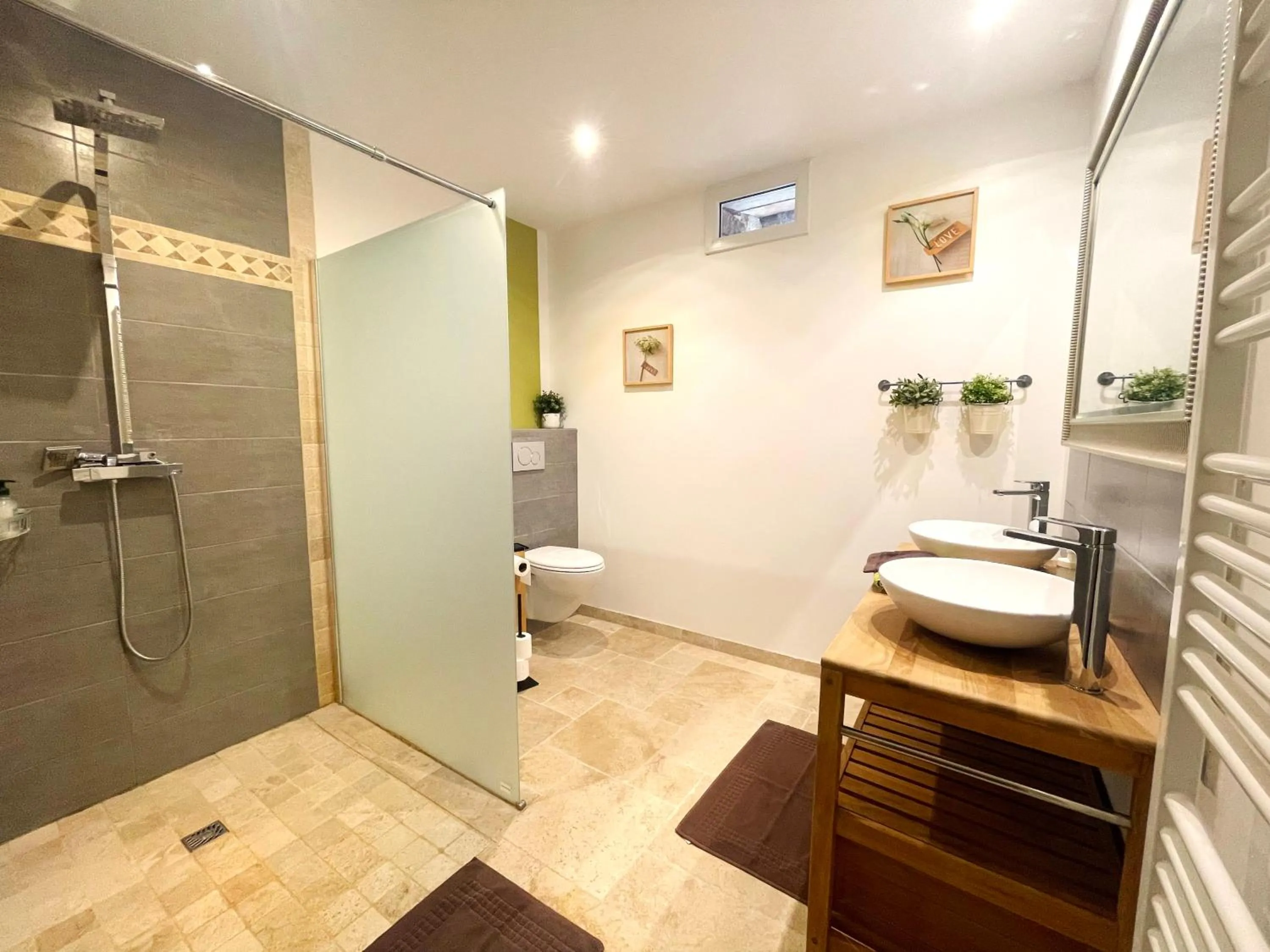 Shower in "La Petite Félixière" à 25 min du Puy du Foù, 10 min de Cholet, et 35 min de Nantes