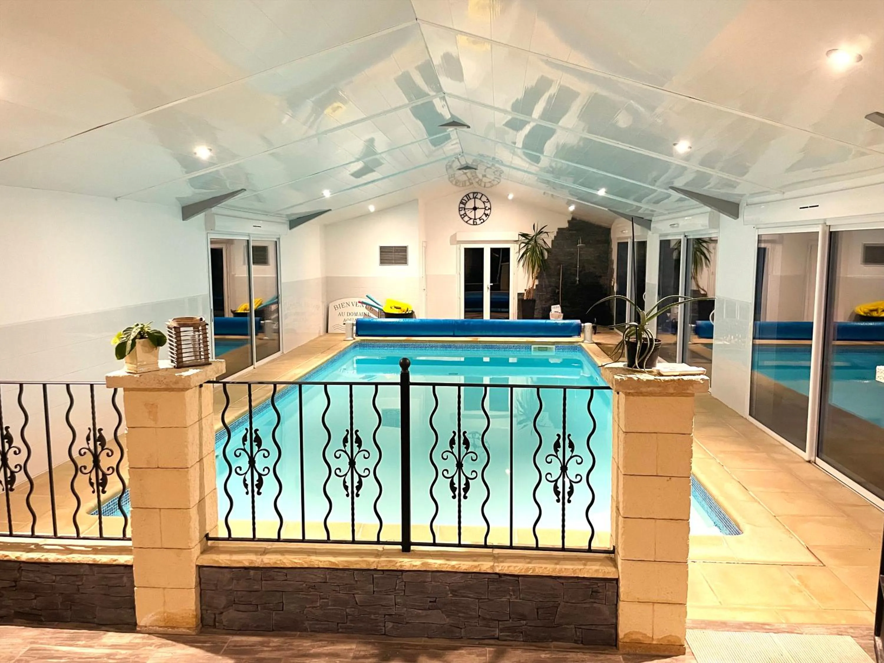 Patio in "La Petite Félixière" à 25 min du Puy du Foù, 10 min de Cholet, et 35 min de Nantes