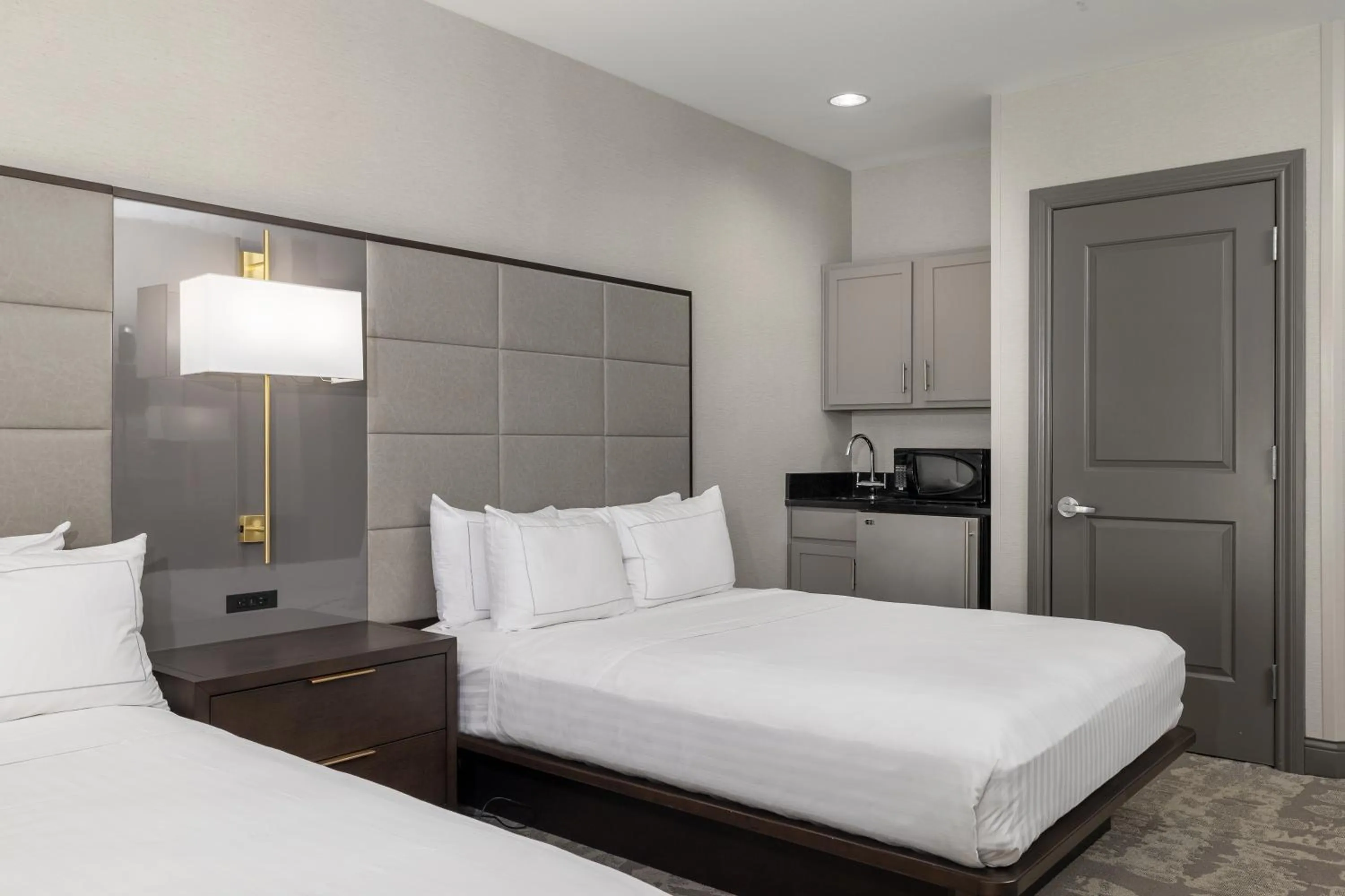 Kitchen or kitchenette, Bed in Hilton Promenade Branson Landing