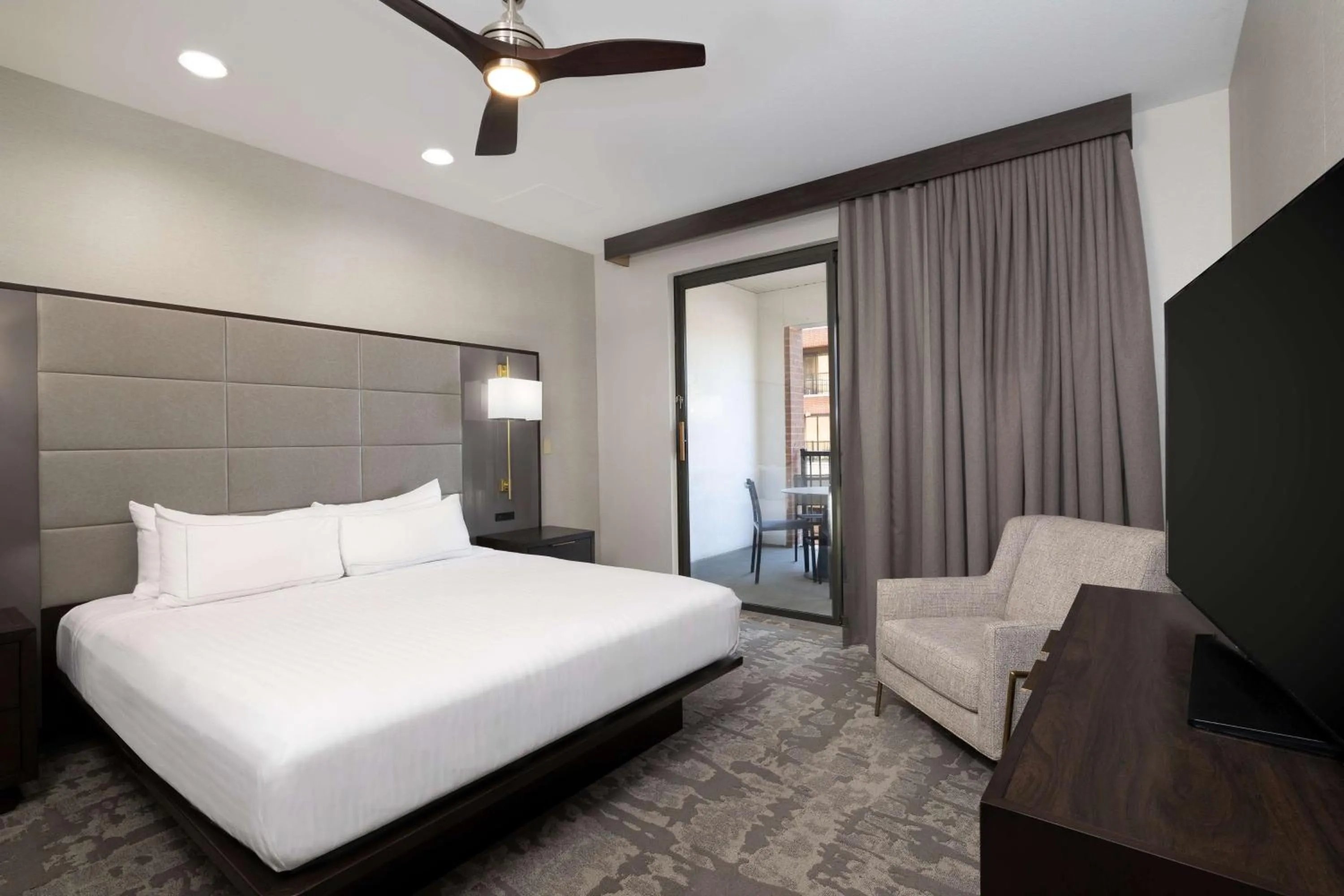 Bed in Hilton Promenade Branson Landing