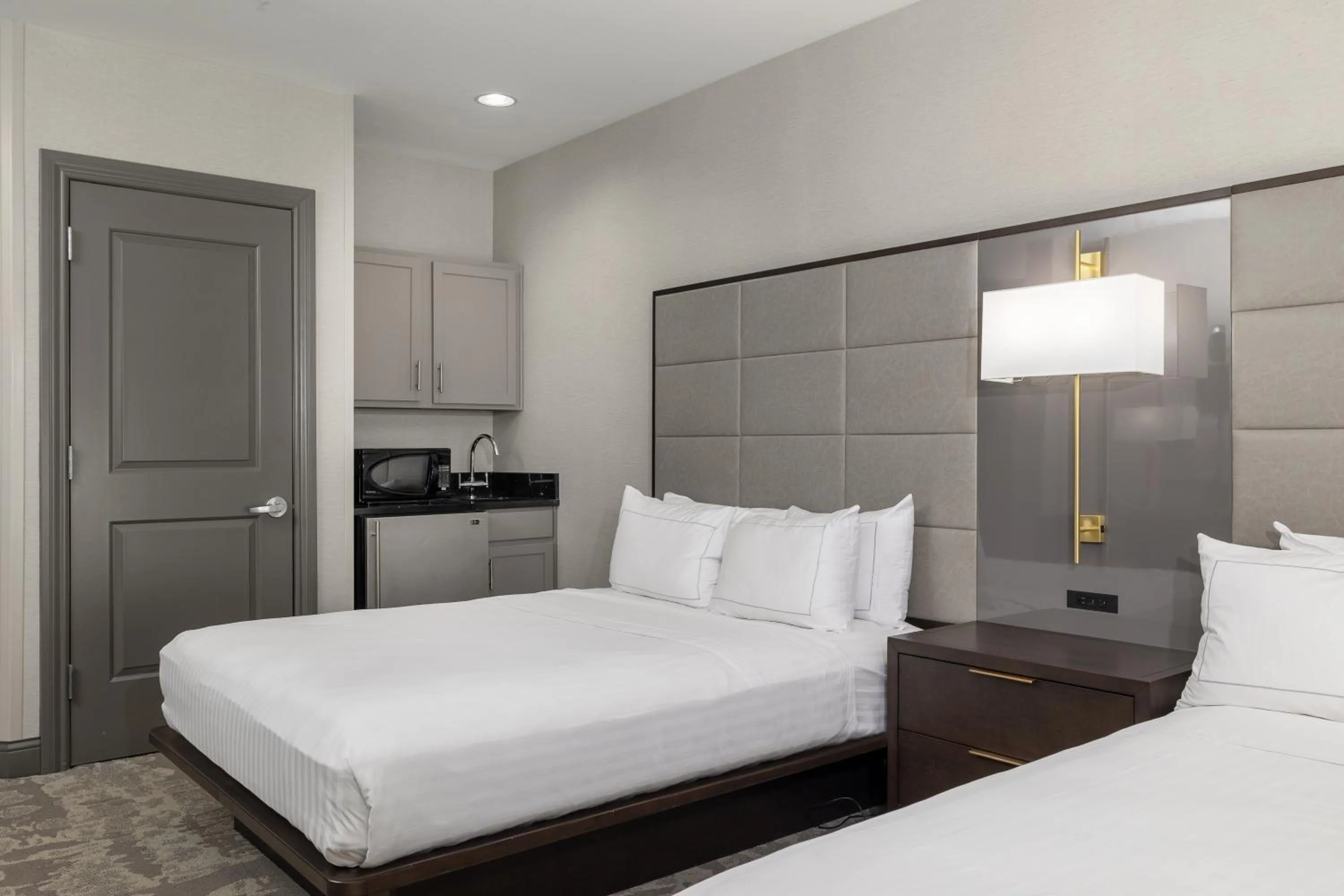 Kitchen or kitchenette, Bed in Hilton Promenade Branson Landing