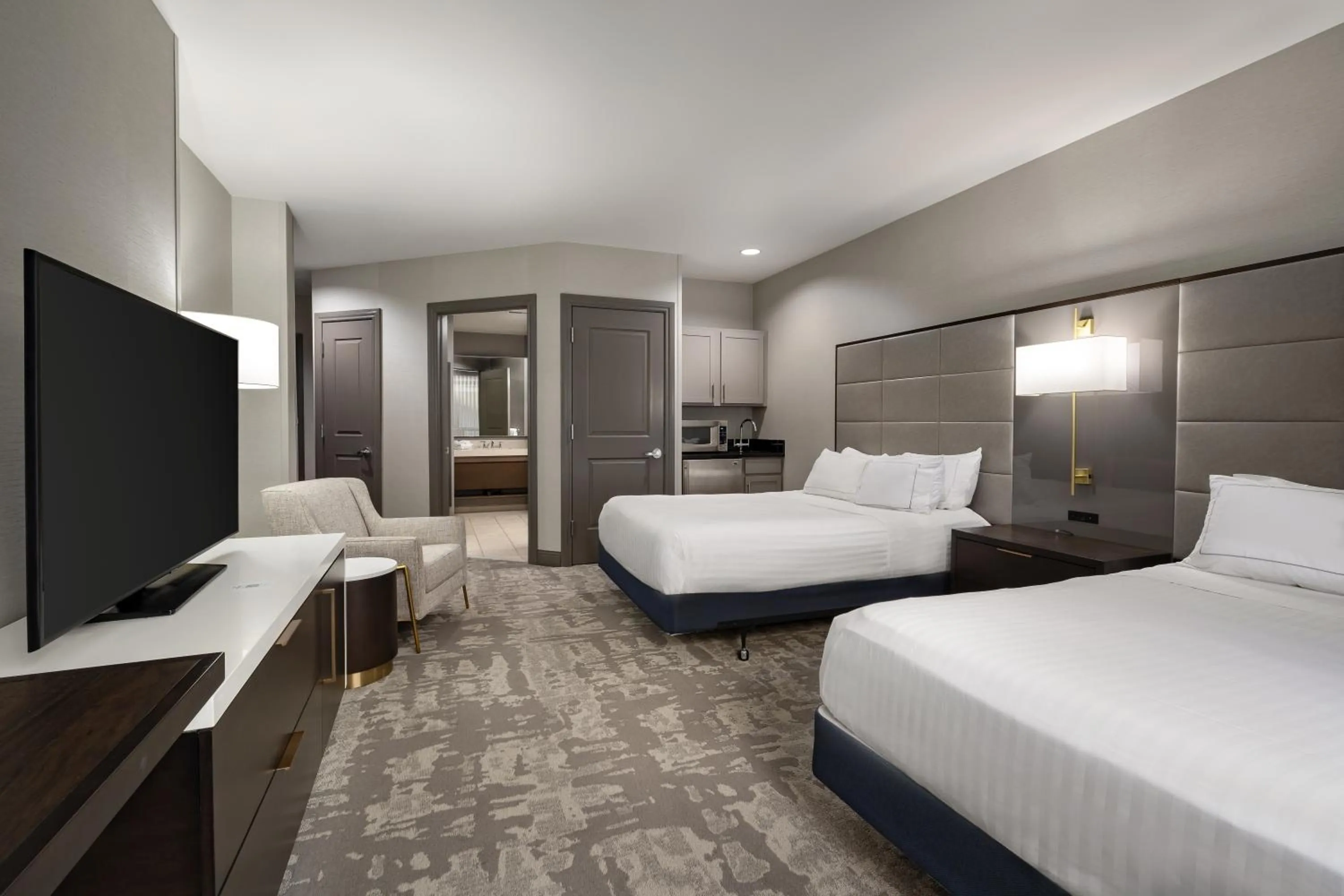 Photo of the whole room, Bed in Hilton Promenade Branson Landing