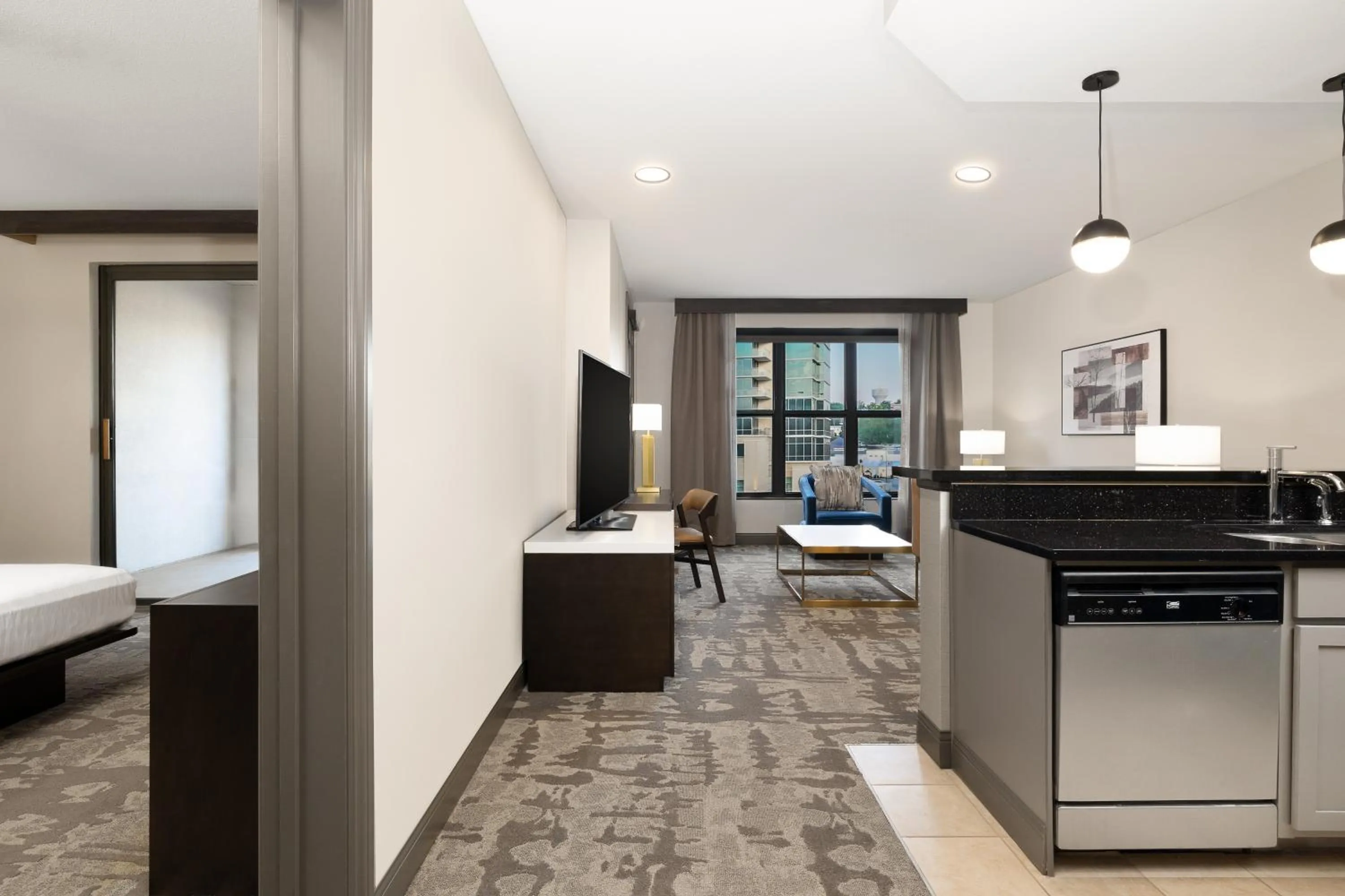 Living room, Bed in Hilton Promenade Branson Landing