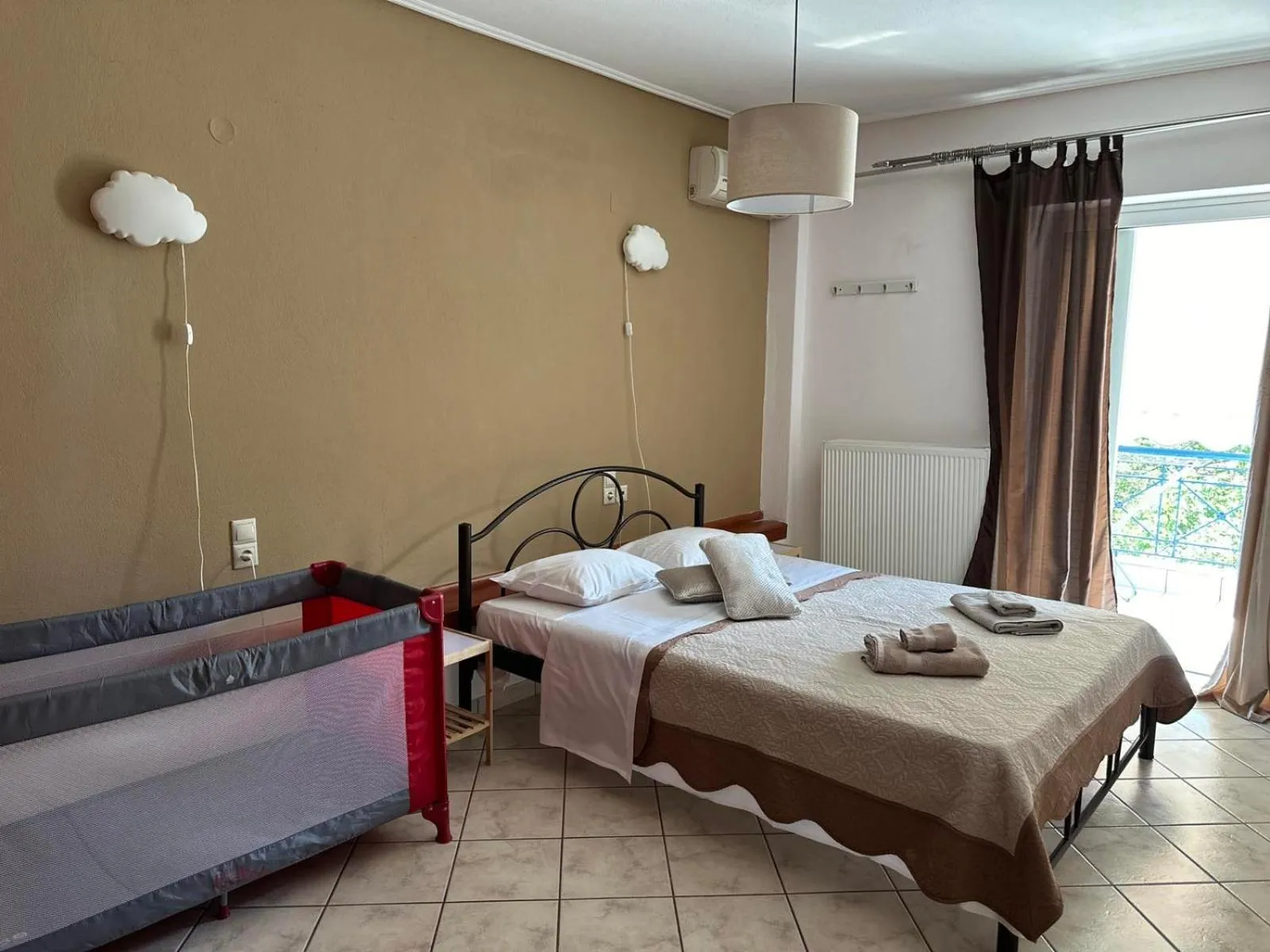 Bedroom, Bed in Luxury City Center Apartment