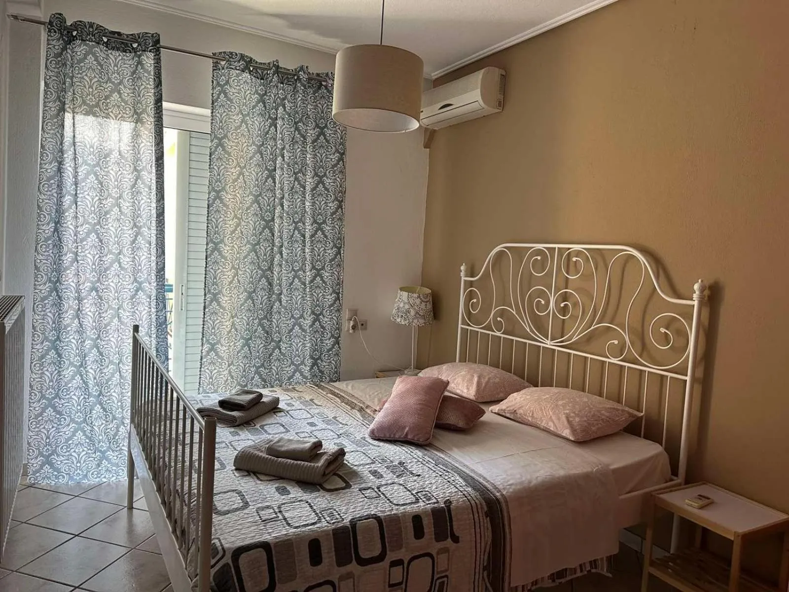 Bedroom, Bed in Luxury City Center Apartment