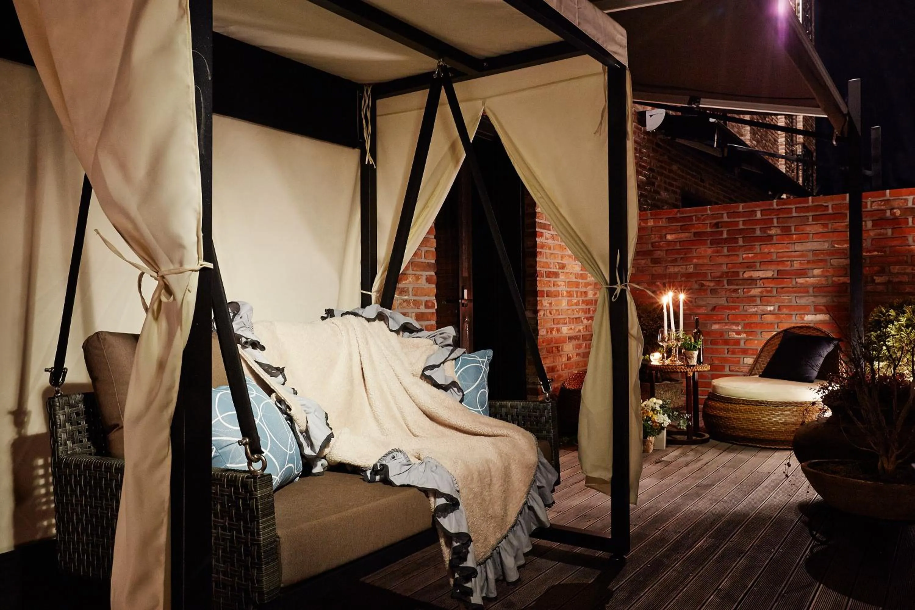 Balcony/Terrace, Bed in Roseto Hotel