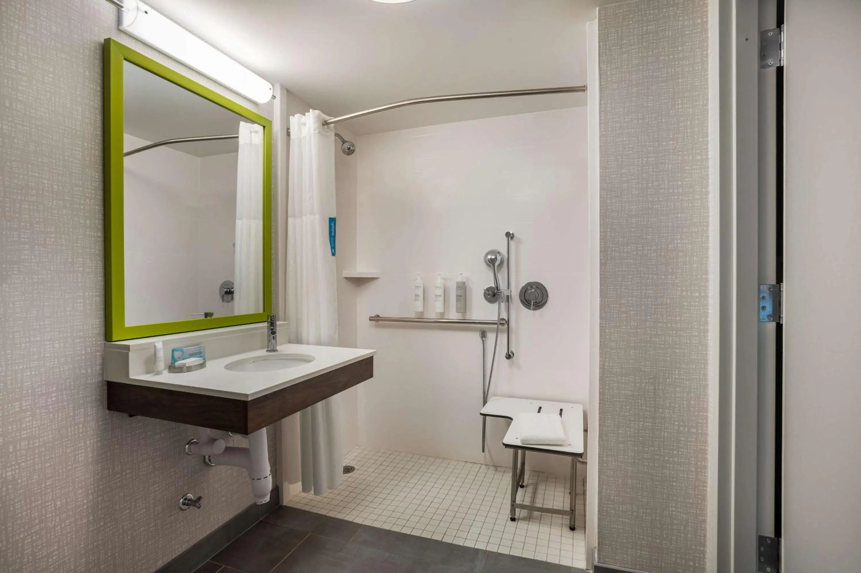 Bathroom in Hampton Inn Gadsden