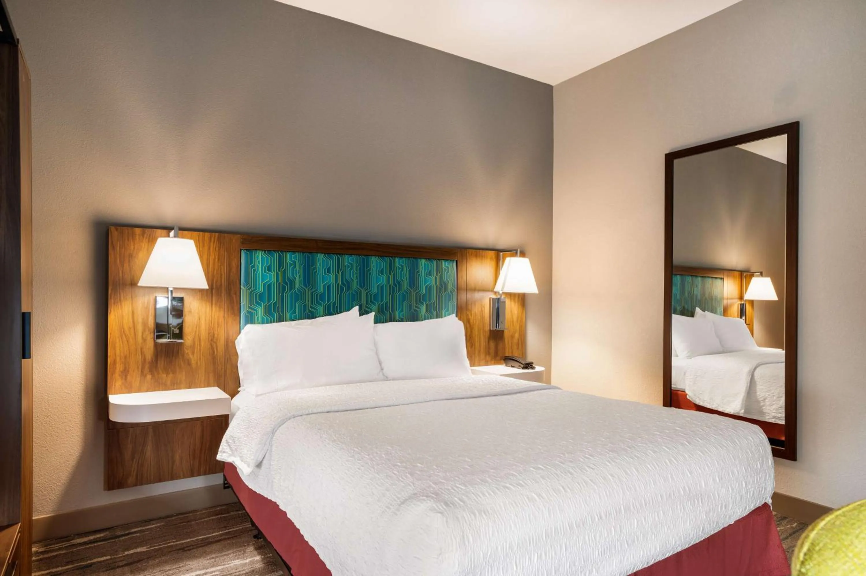 Bed in Hampton Inn Gadsden